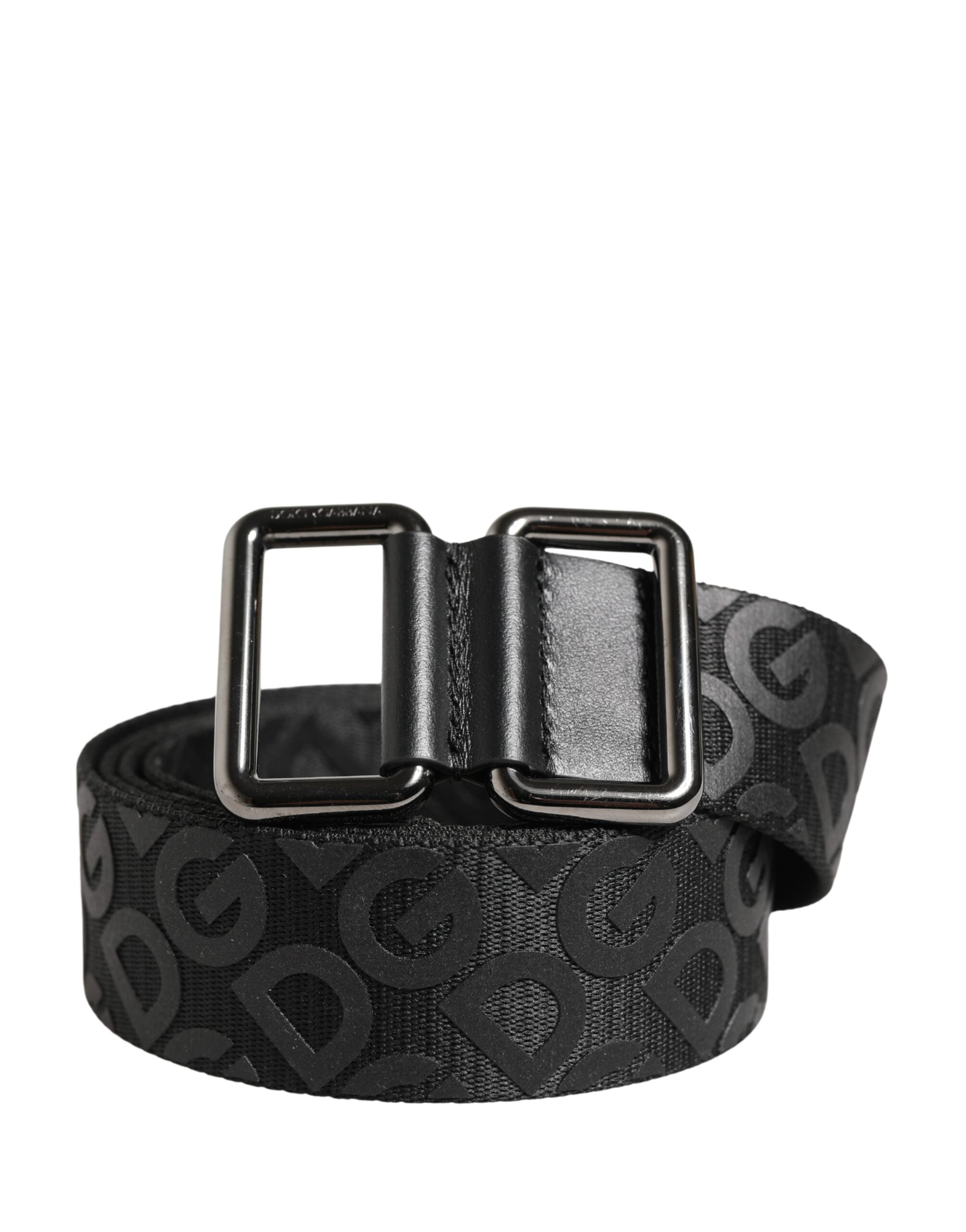 Černý opasek se stříbrnou kovovou přezkou a monogramem s logem