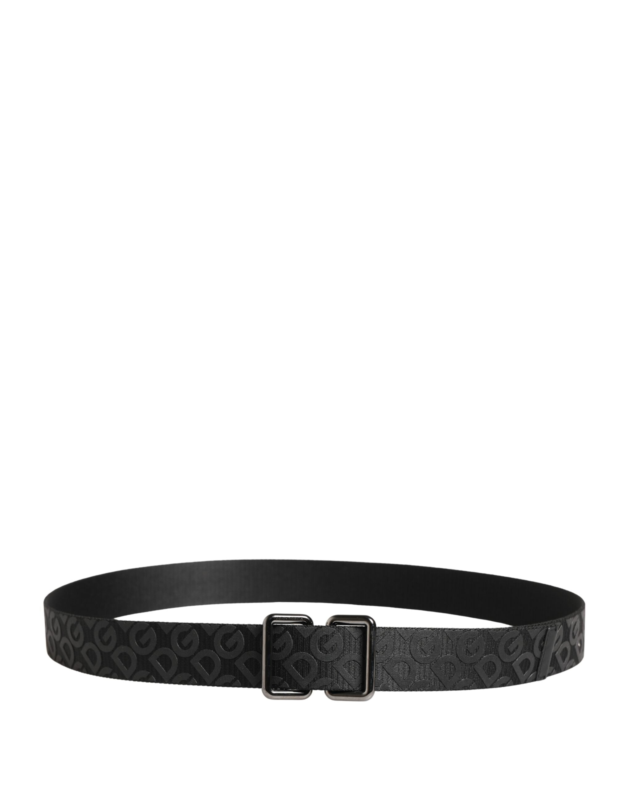 Černý opasek se stříbrnou kovovou přezkou a monogramem s logem