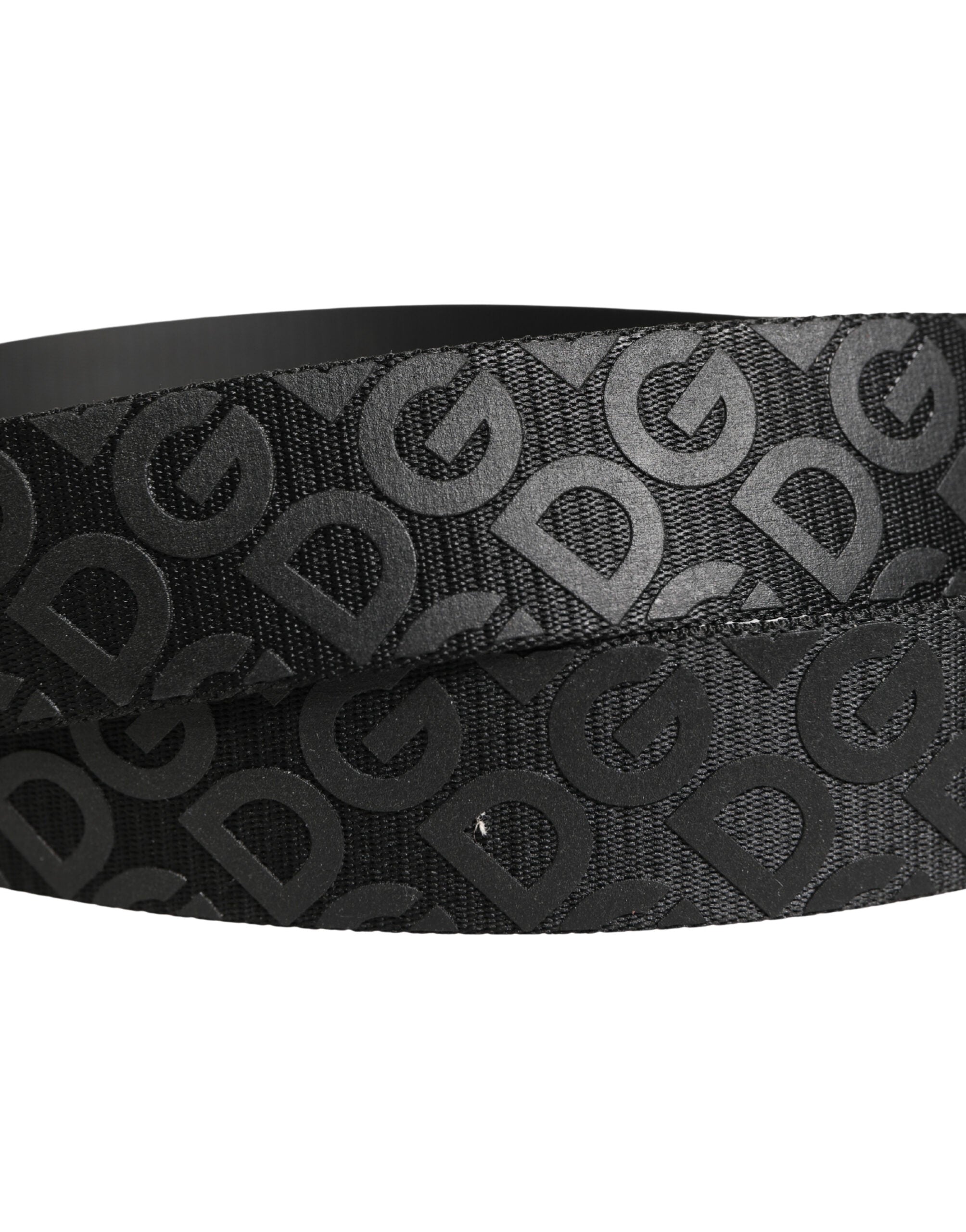 Černý opasek se stříbrnou kovovou přezkou a monogramem s logem