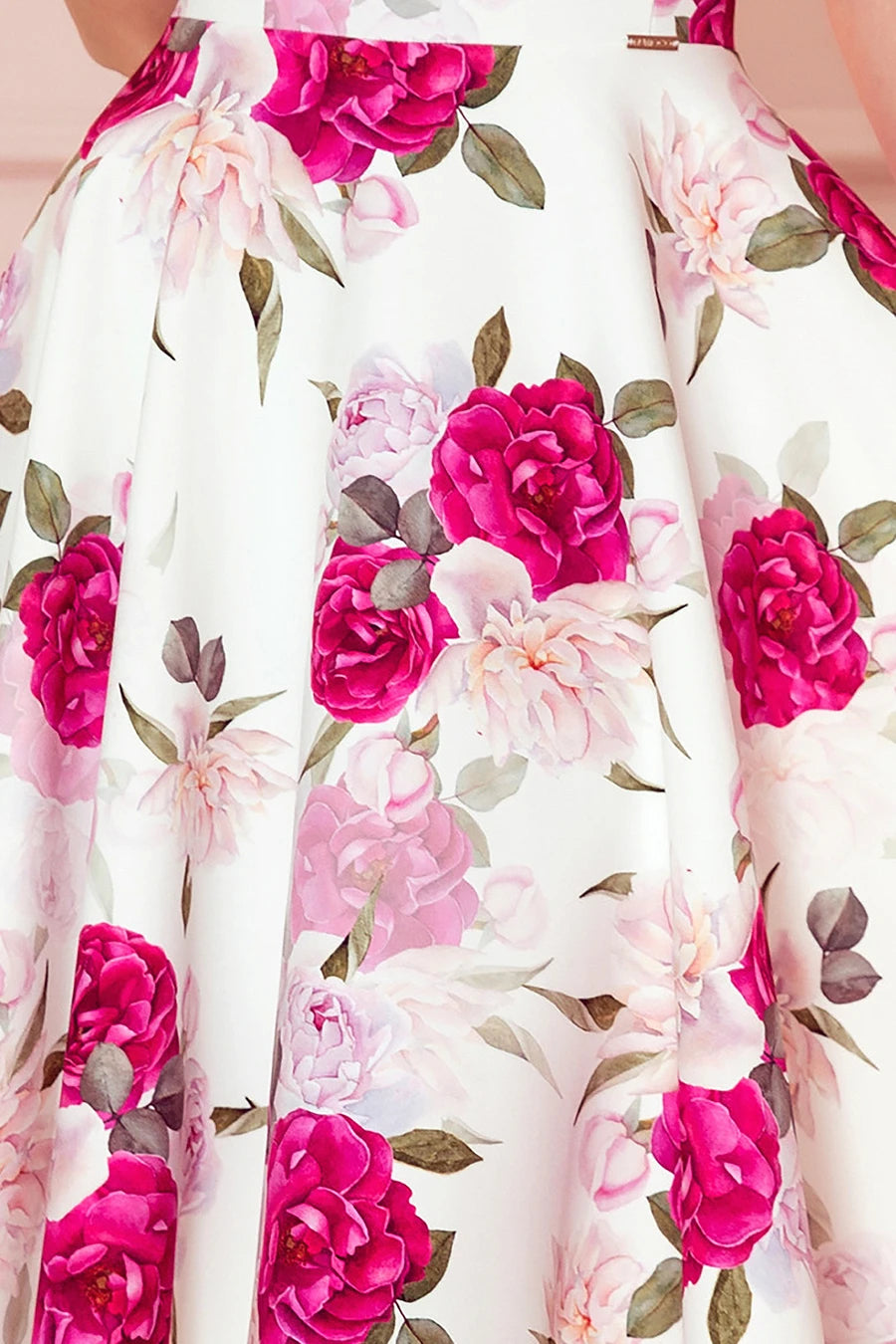 Flared dress – heart-shaped neckline – Roses