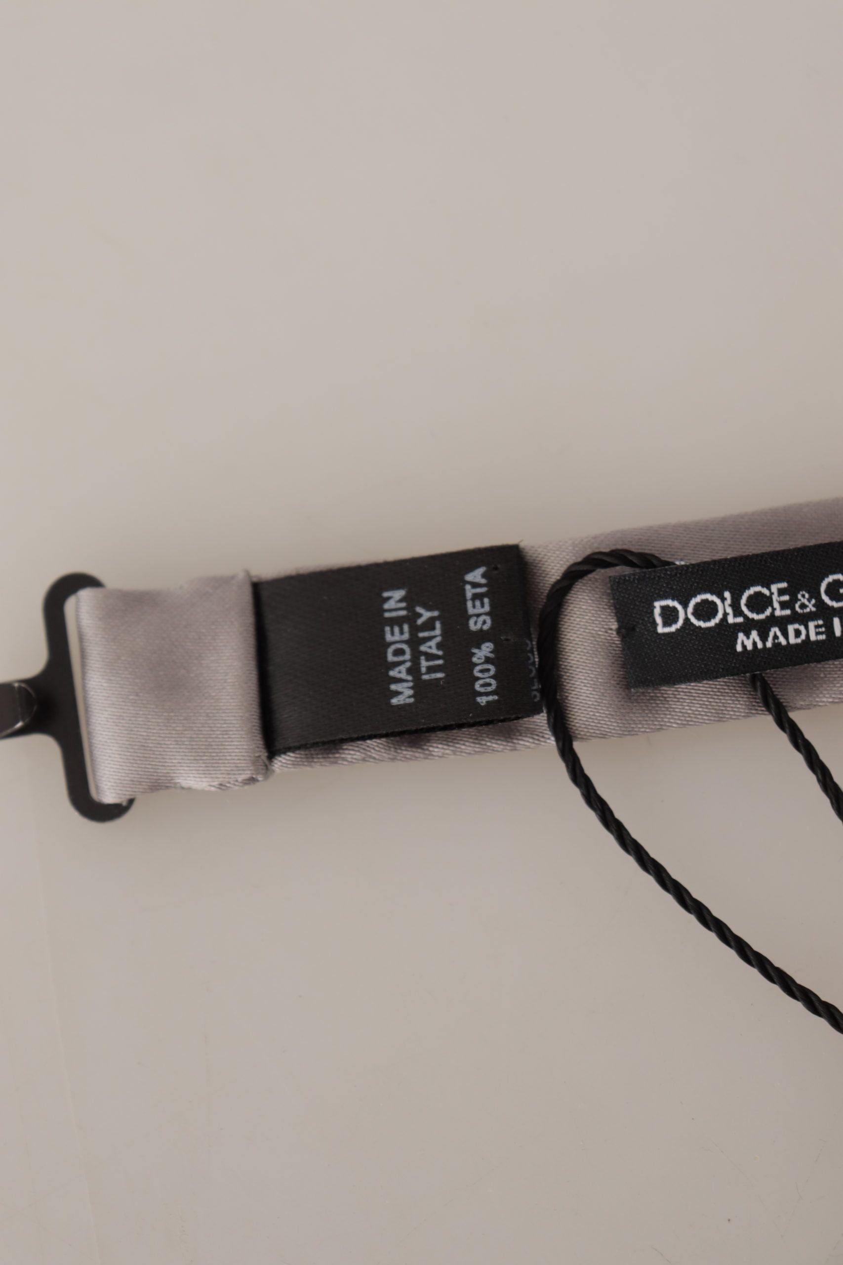 Stříbrná úzká kravata Papillon s nastavitelným výstřihem ze 100% hedvábí