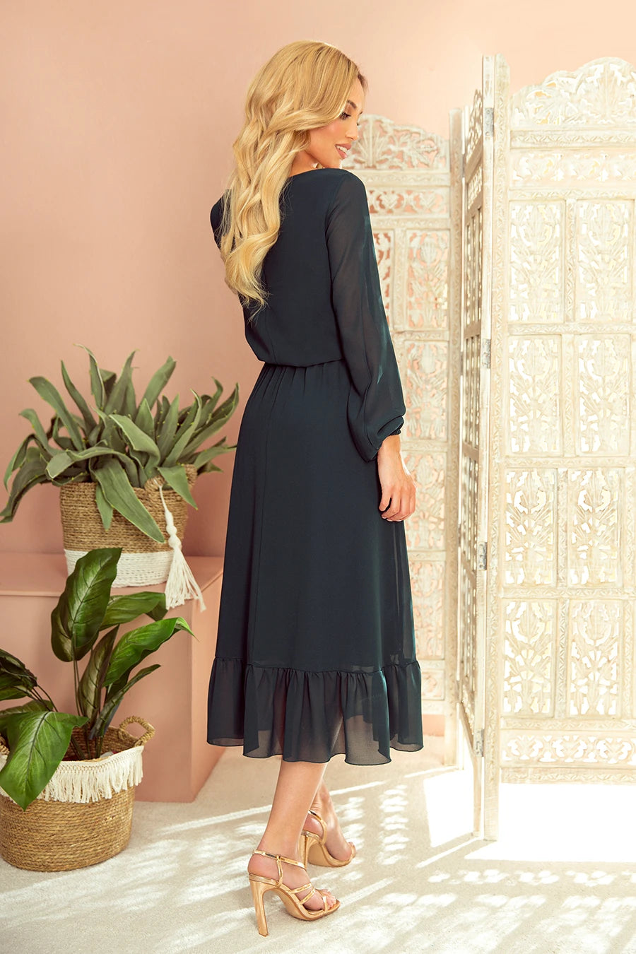 -SS2020 Chiffon midi dress with a neckline and frill – Grün