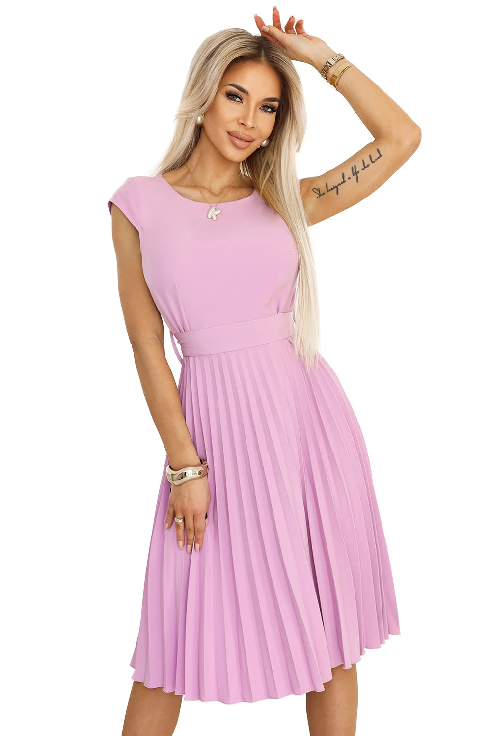 LILA Classic pleated dress with short sleeves and a belt – Heather Color