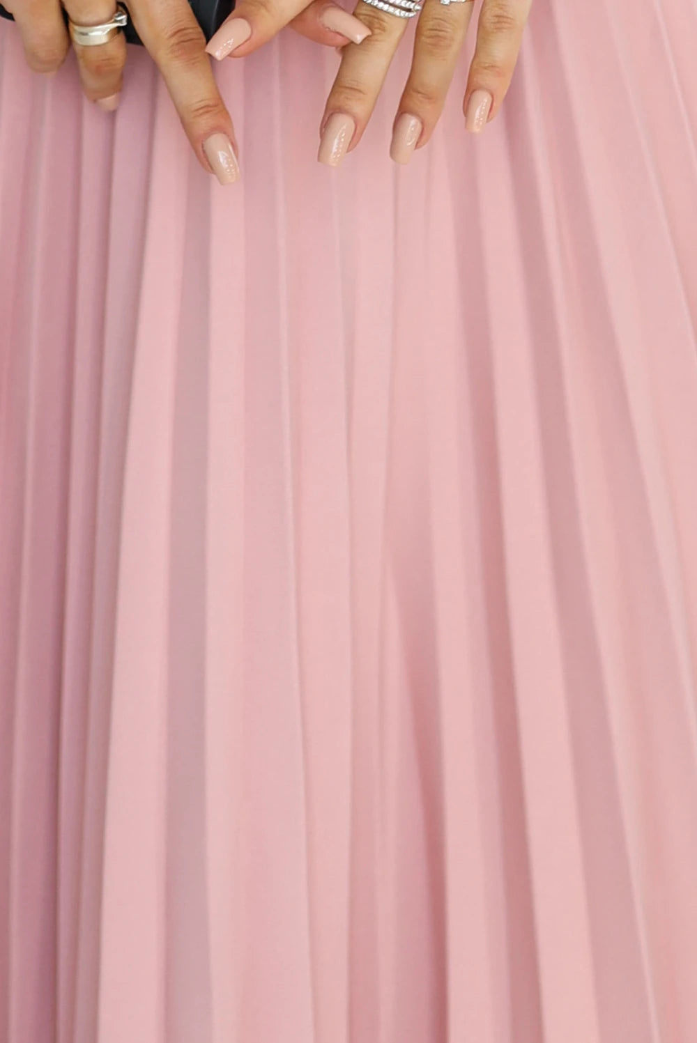 LILA Classic pleated dress with short sleeves and a belt – Powder Pink