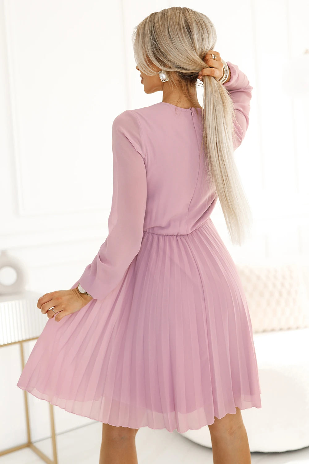 ISABELLE Polish pleated dress with long sleeves and neckline – Powder Pink