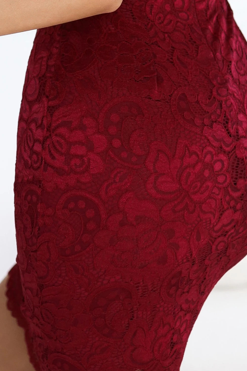 Lace fitted dress with short sleeves and a neckline – Burgundy