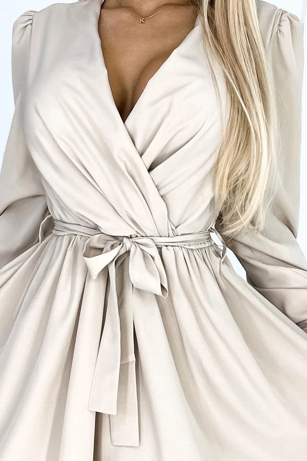 BINDY Feminine dress with a neckline and belt – Beige