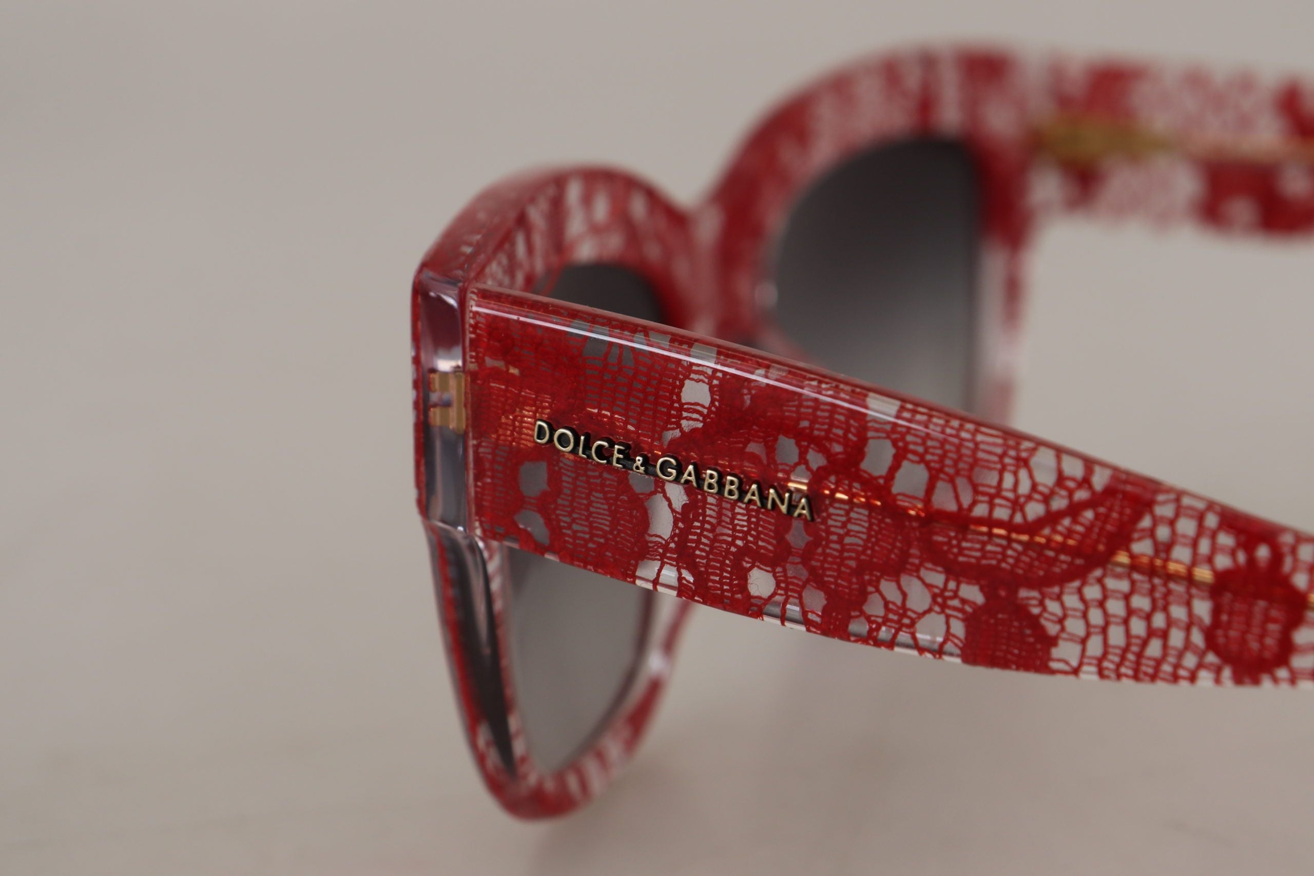 Sluneční brýle DG4231F s červenými krajkovými acetátovými obdélníkovými clonami