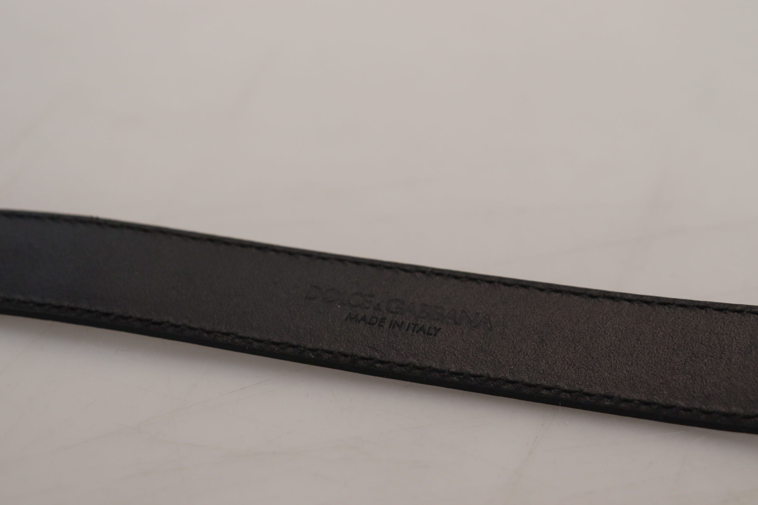 Modrý kožený opasek se stříbrnou kovovou přezkou ve vintage stylu