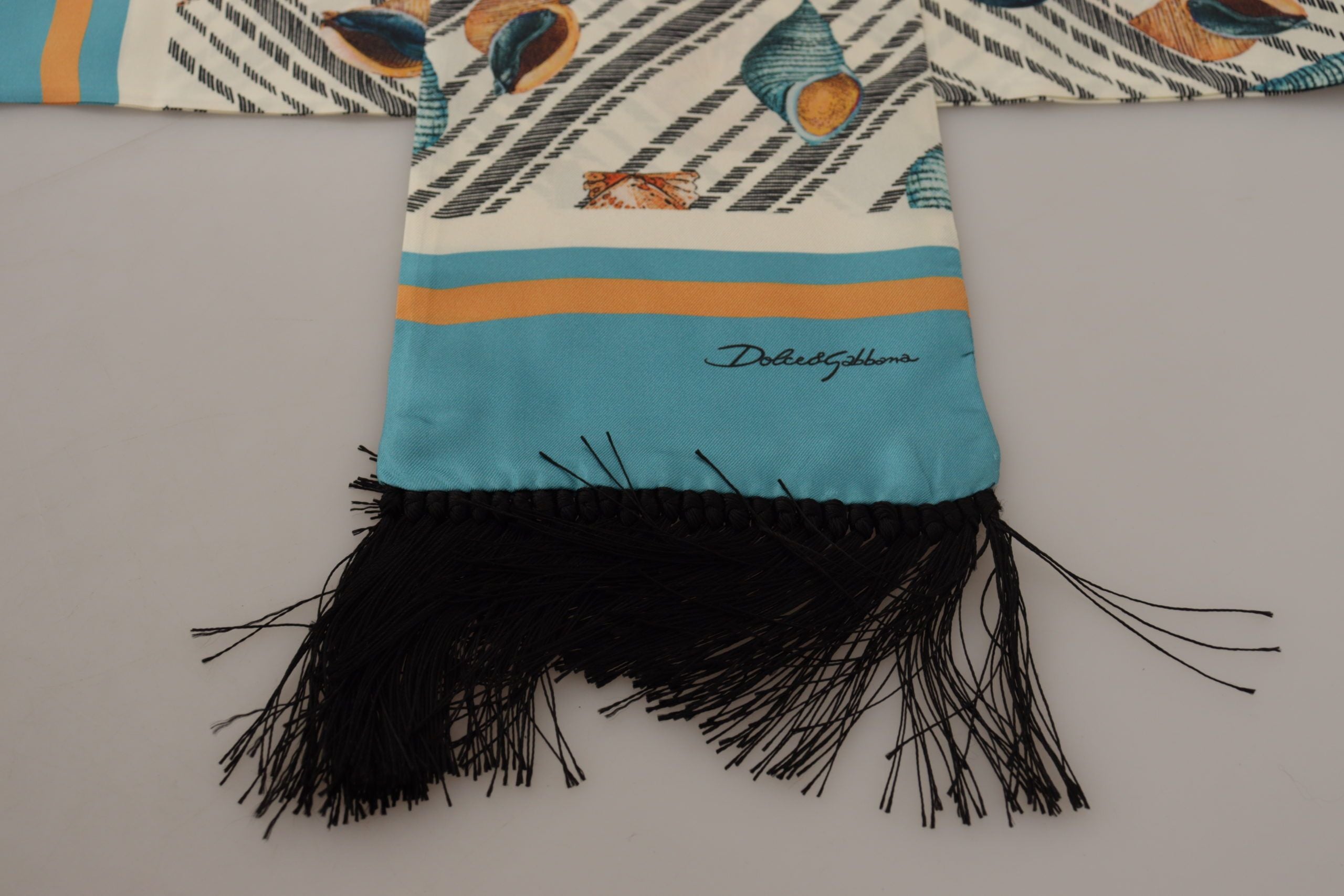 Vícebarevný hedvábný šál s potiskem mušlí DG a třásněmi