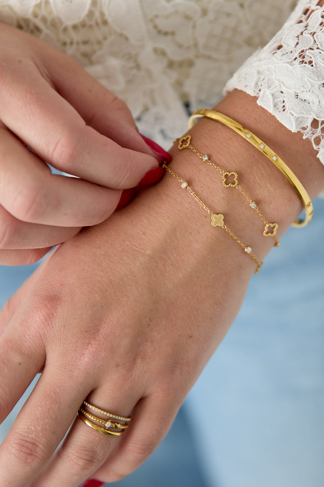 Bracelet with clovers and round cubic zirconia stones