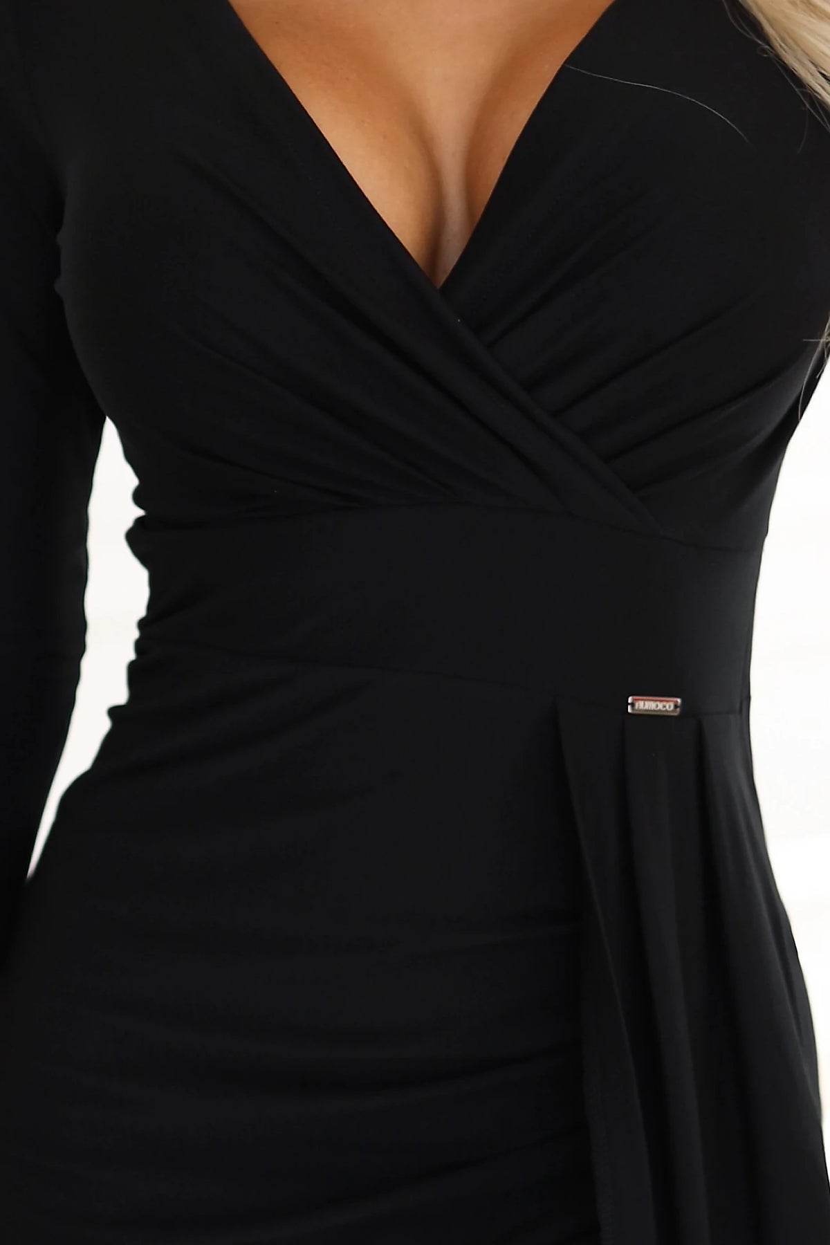 Elegant long dress with a wrap neckline and slit – Black