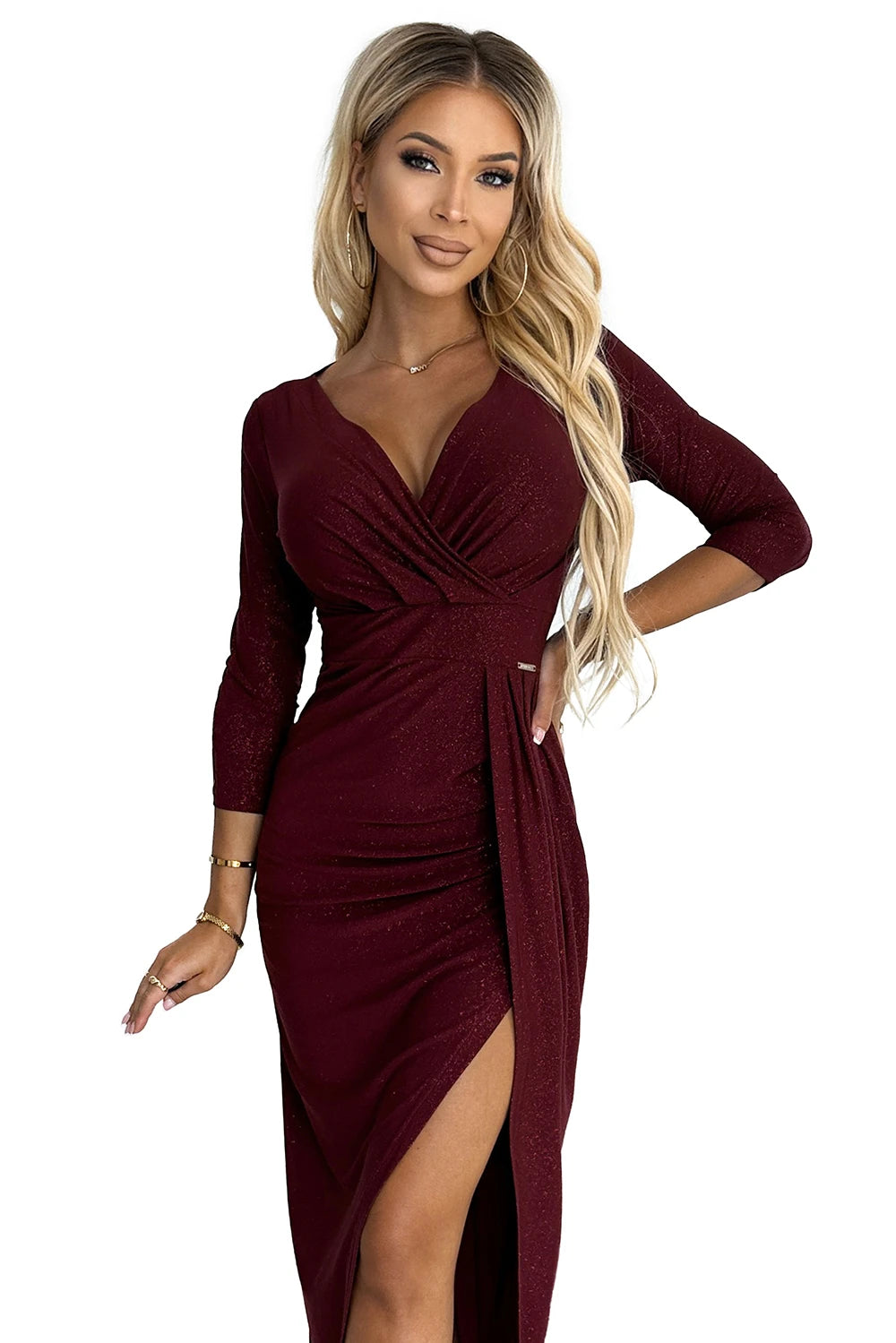 Shiny dress with a neckline and a slit on the leg – Burgundy Color