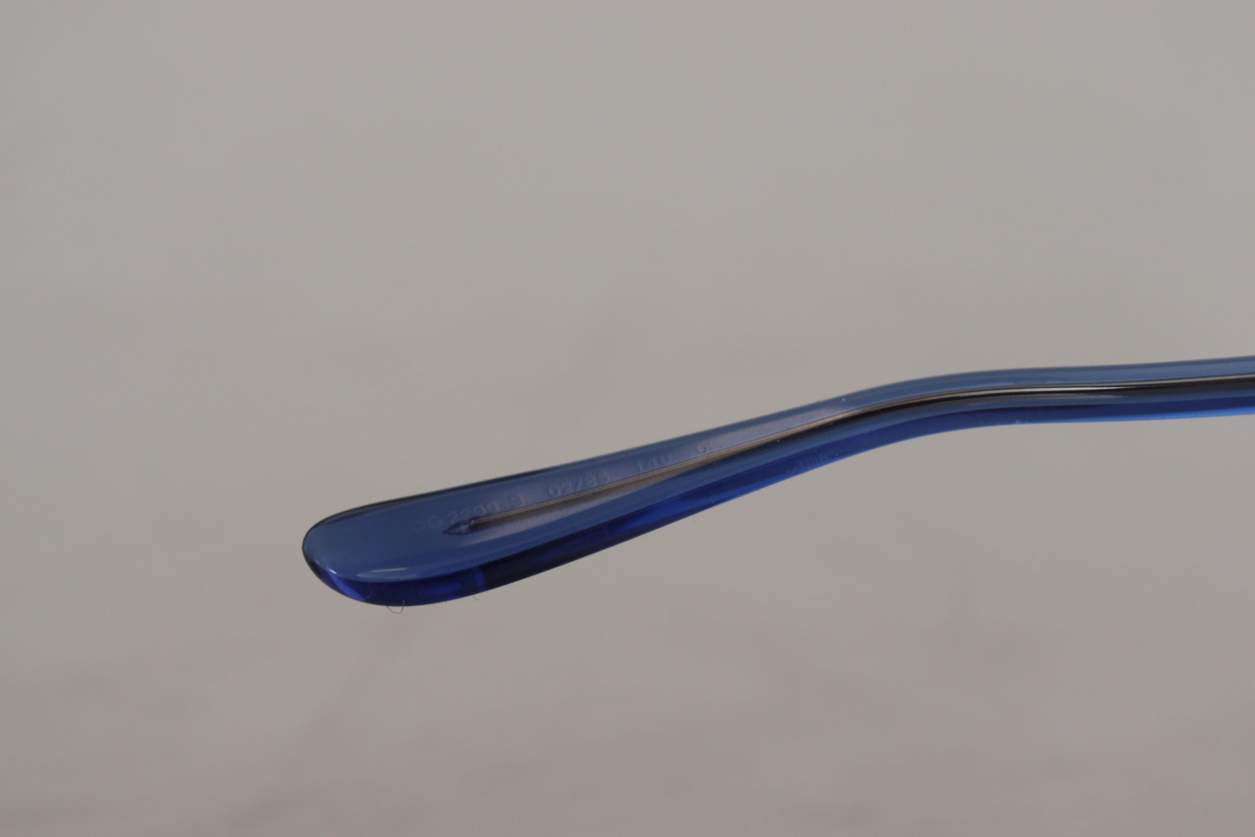 Sluneční brýle DG2209B se zlatými oválnými kovovými krystaly