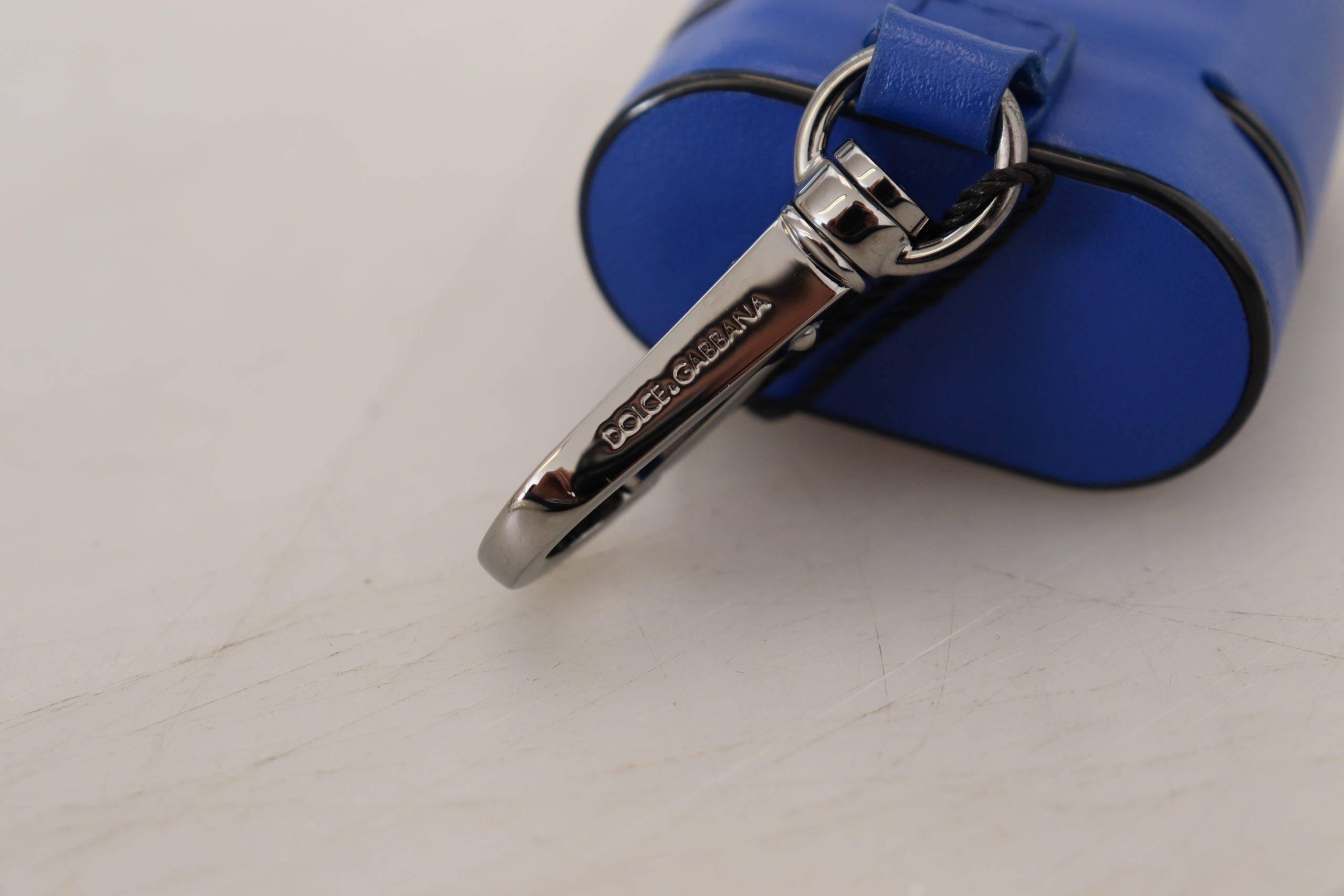 Modrý kožený stříbrný kovový obal s logem pro Airpods
