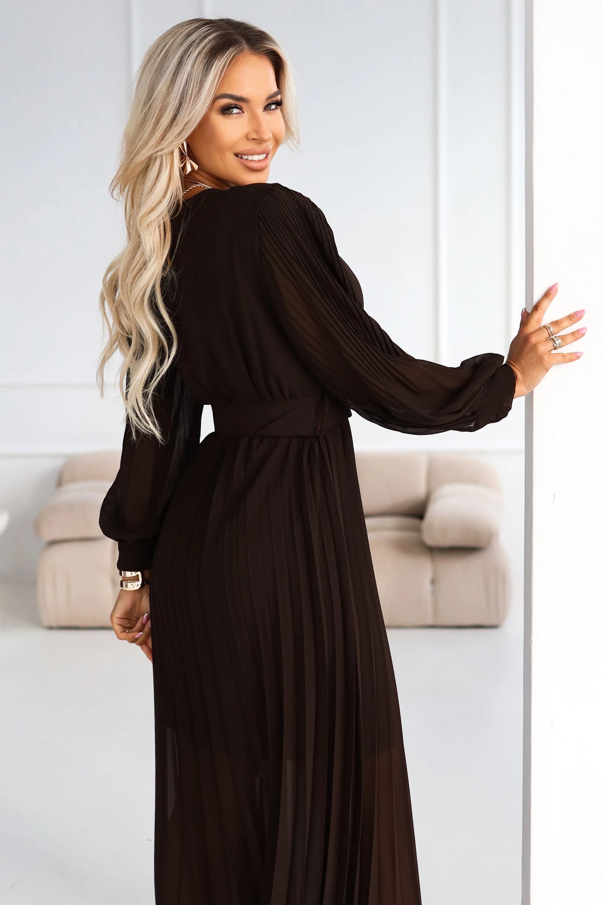 KLARA elegant pleated midi dress with a belt and neckline – Chocolate