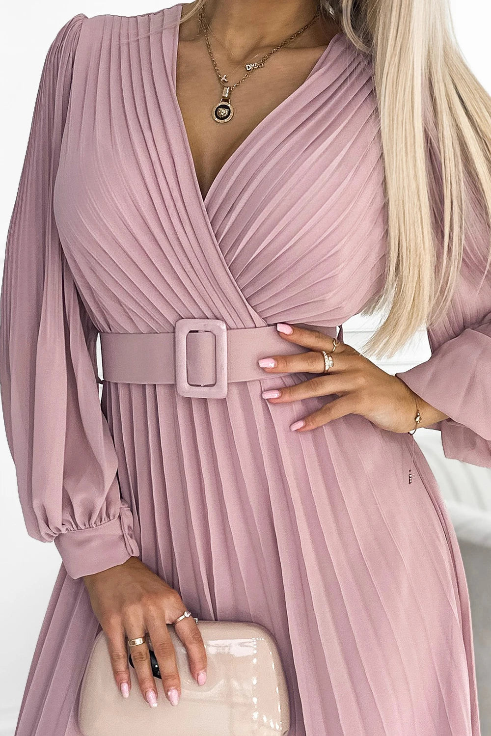 KLARA pleated dress with a belt and a neckline – Powder Pink