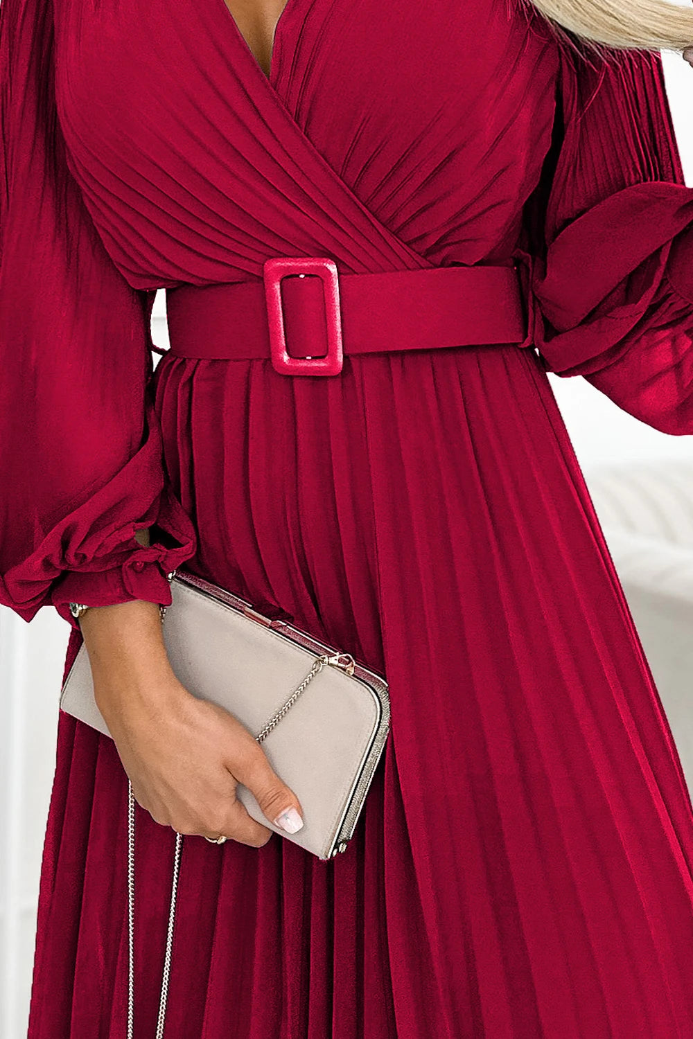 KLARA pleated dress with a belt and a neckline – Burgundy Color