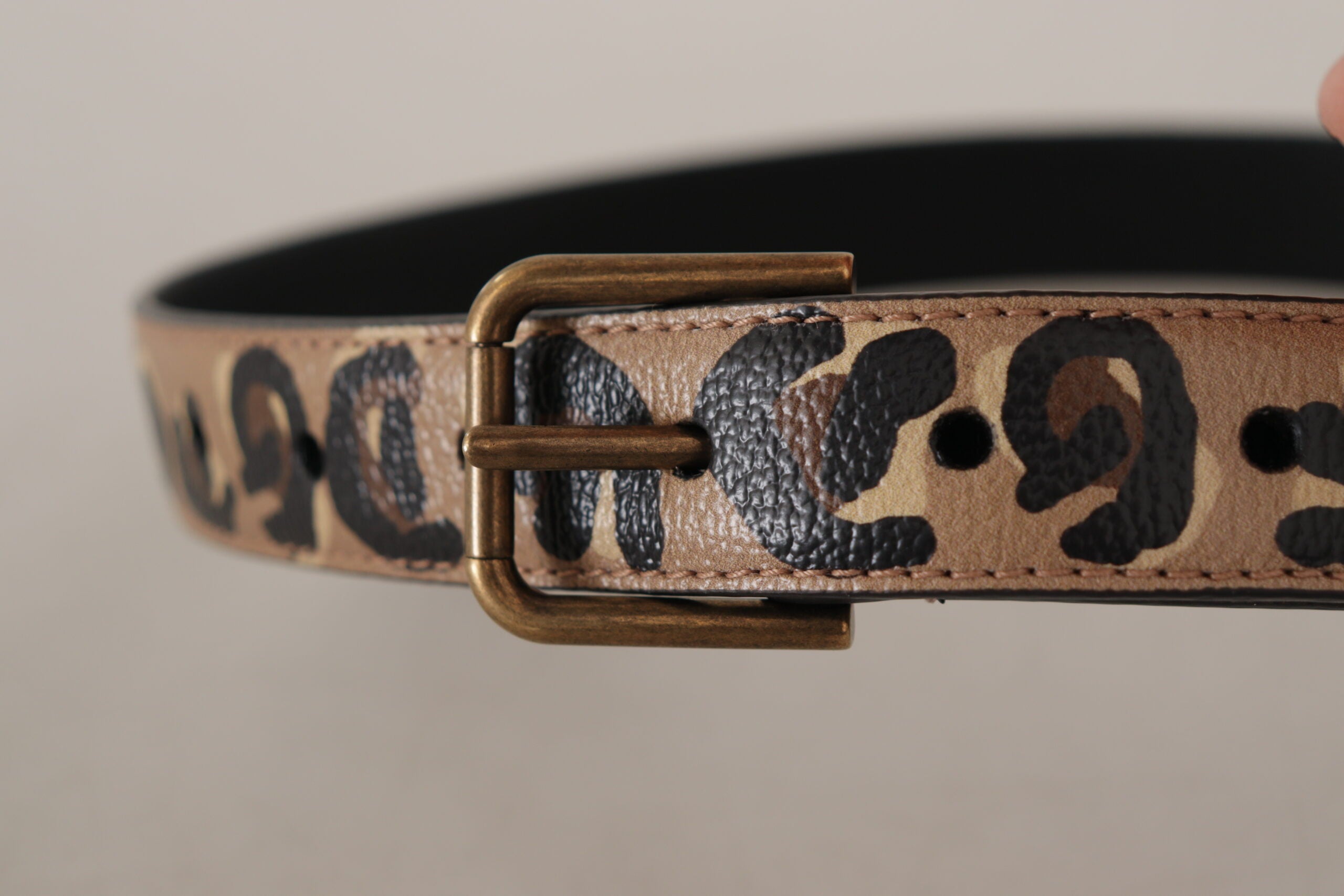 Hnědý leopardí pásek s kovovou přezkou v vintage stylu