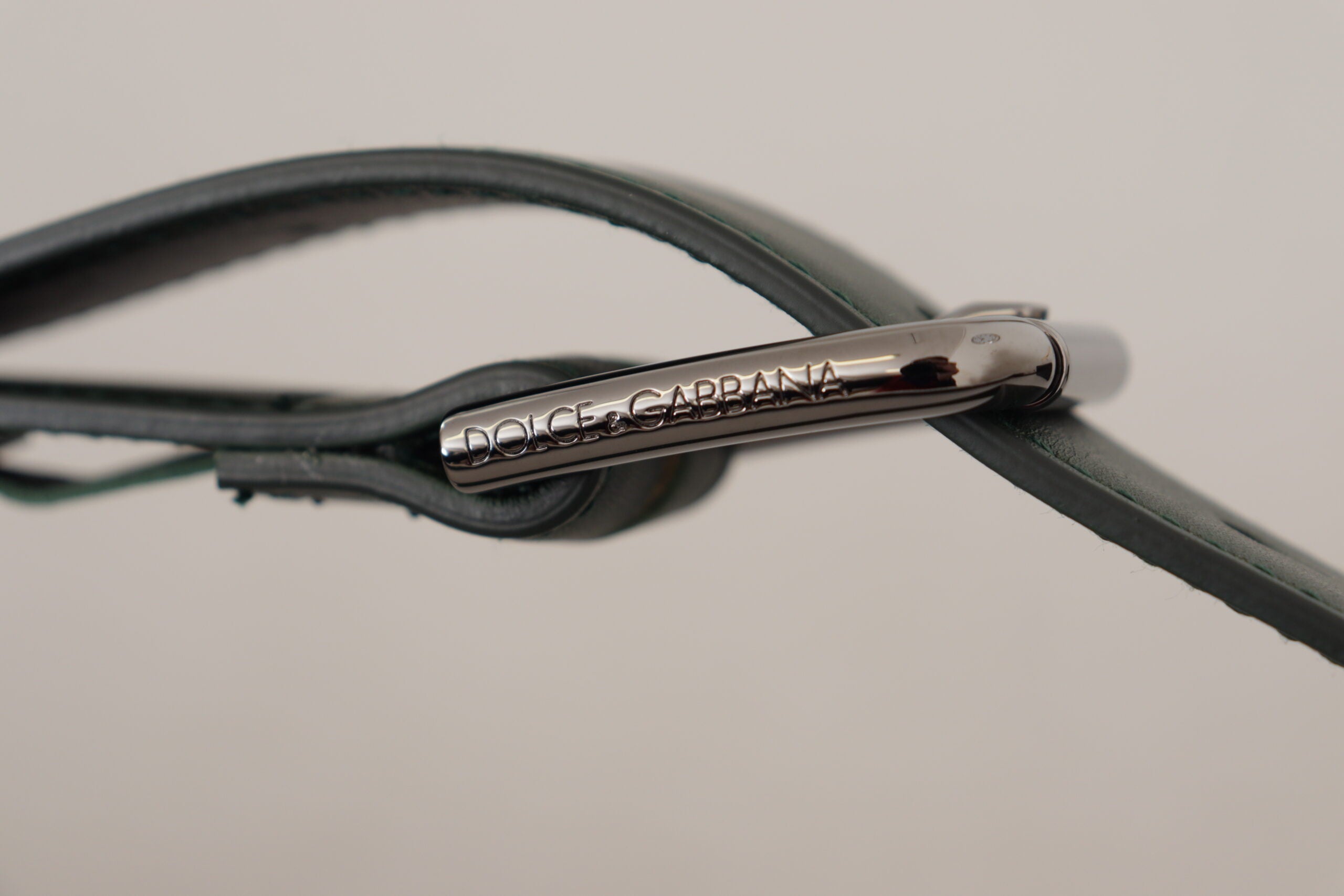 Kožený opasek s kovovou přezkou a logem v armádní zelené barvě