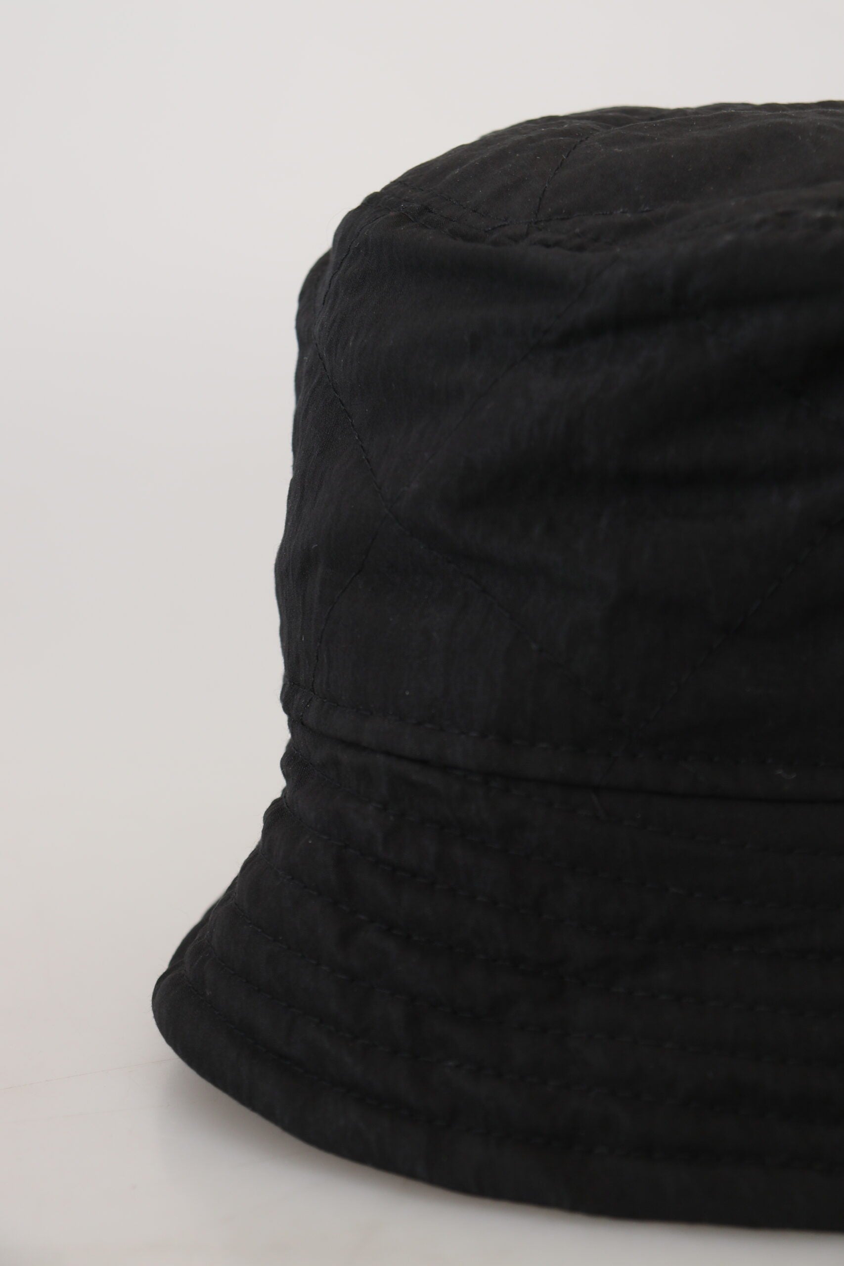 Černý nylonový dámský klobouk s kbelíkovou čepicí