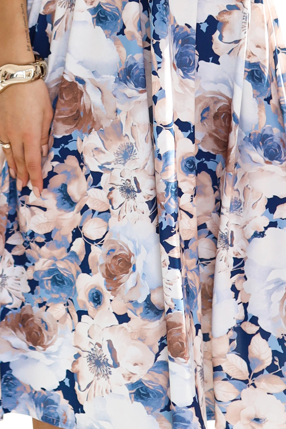 MATILDE Feminine dress with a neckline and short sleeves – Beige And Blue Flowers
