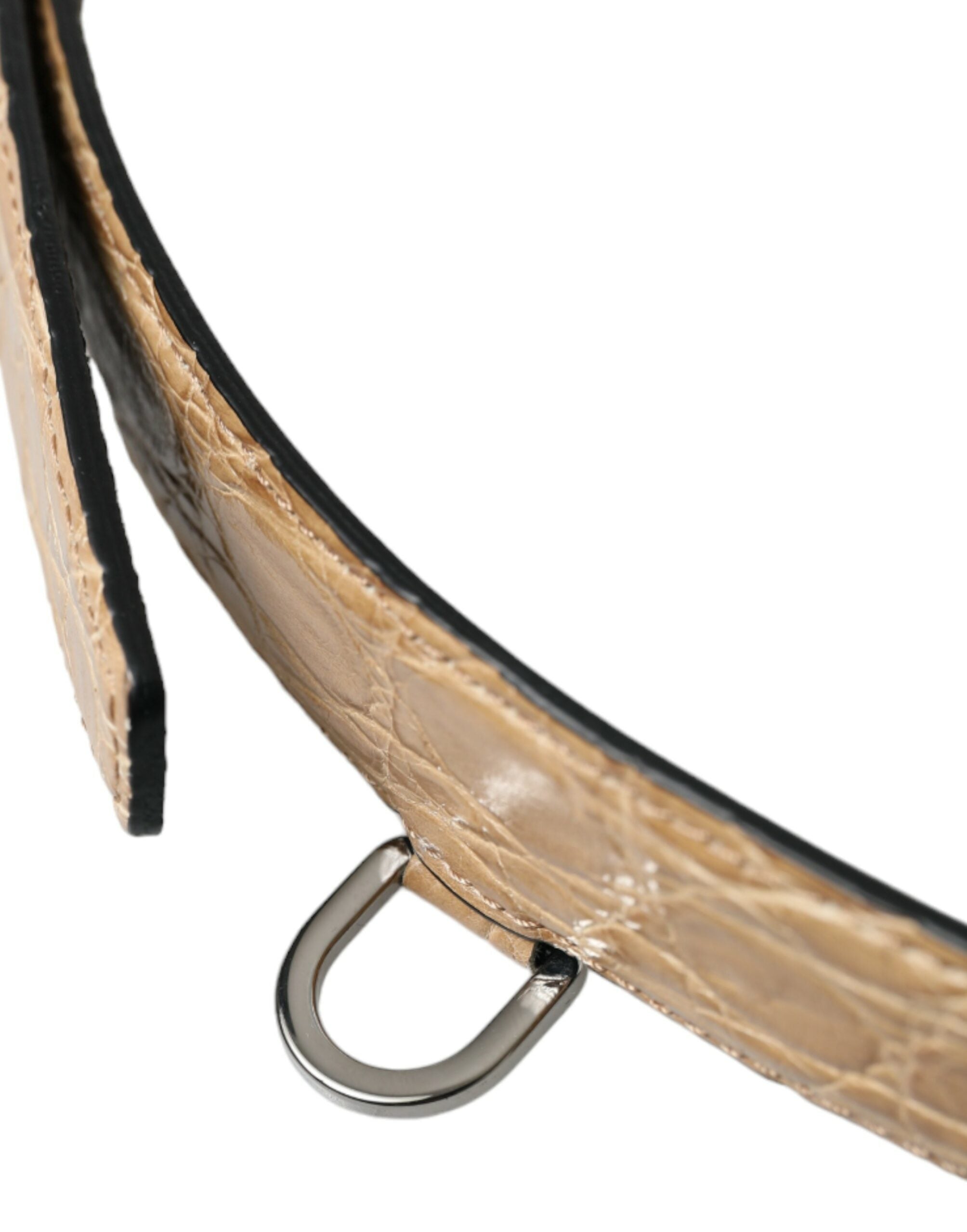 Béžový opasek z exotické kůže se zlatou kovovou přezkou