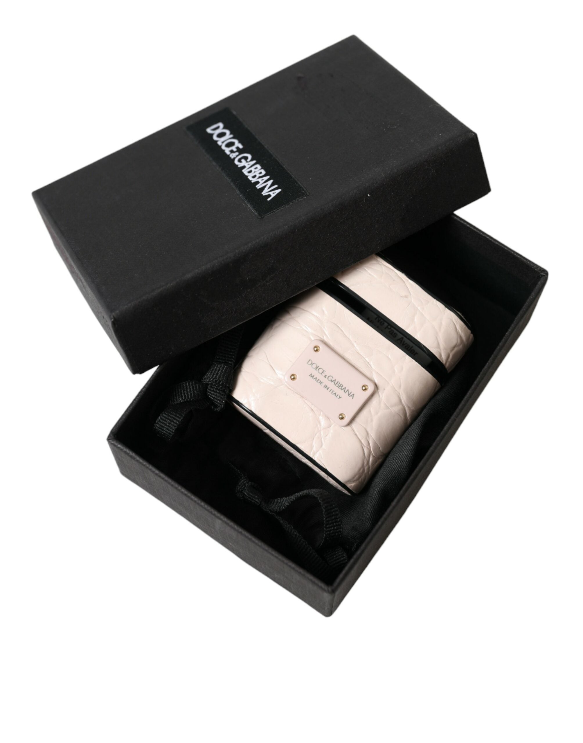 Světle růžové pouzdro na Airpods z telecí kůže s kovovým logem