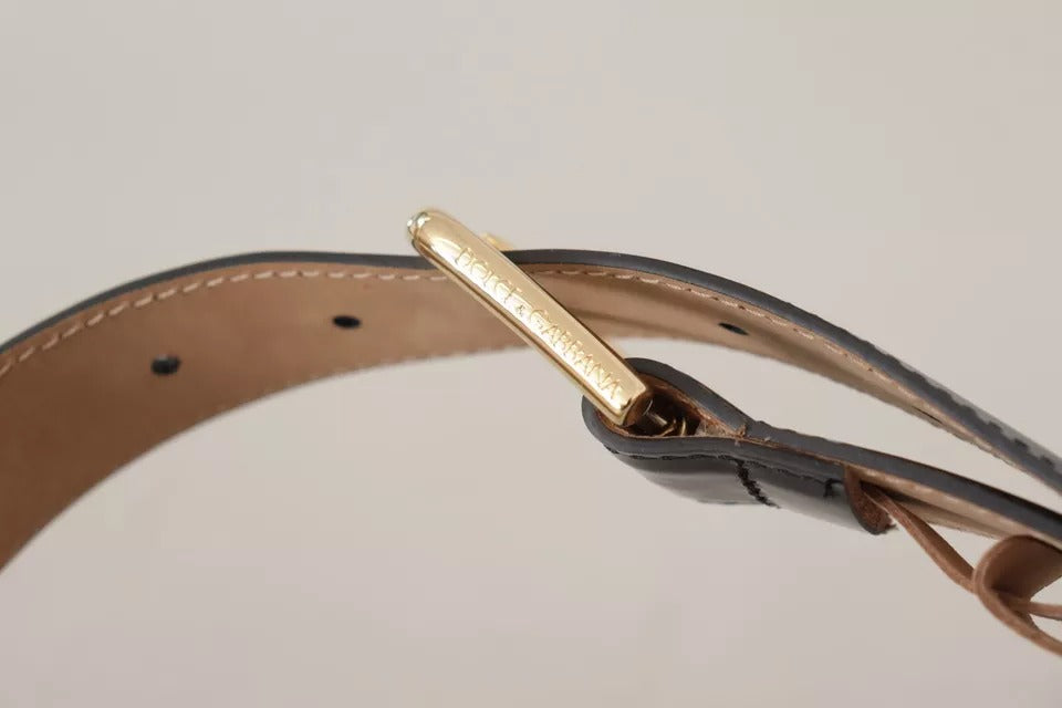 Černý kožený opasek se zlatým kovovým logem a gravírovanou přezkou