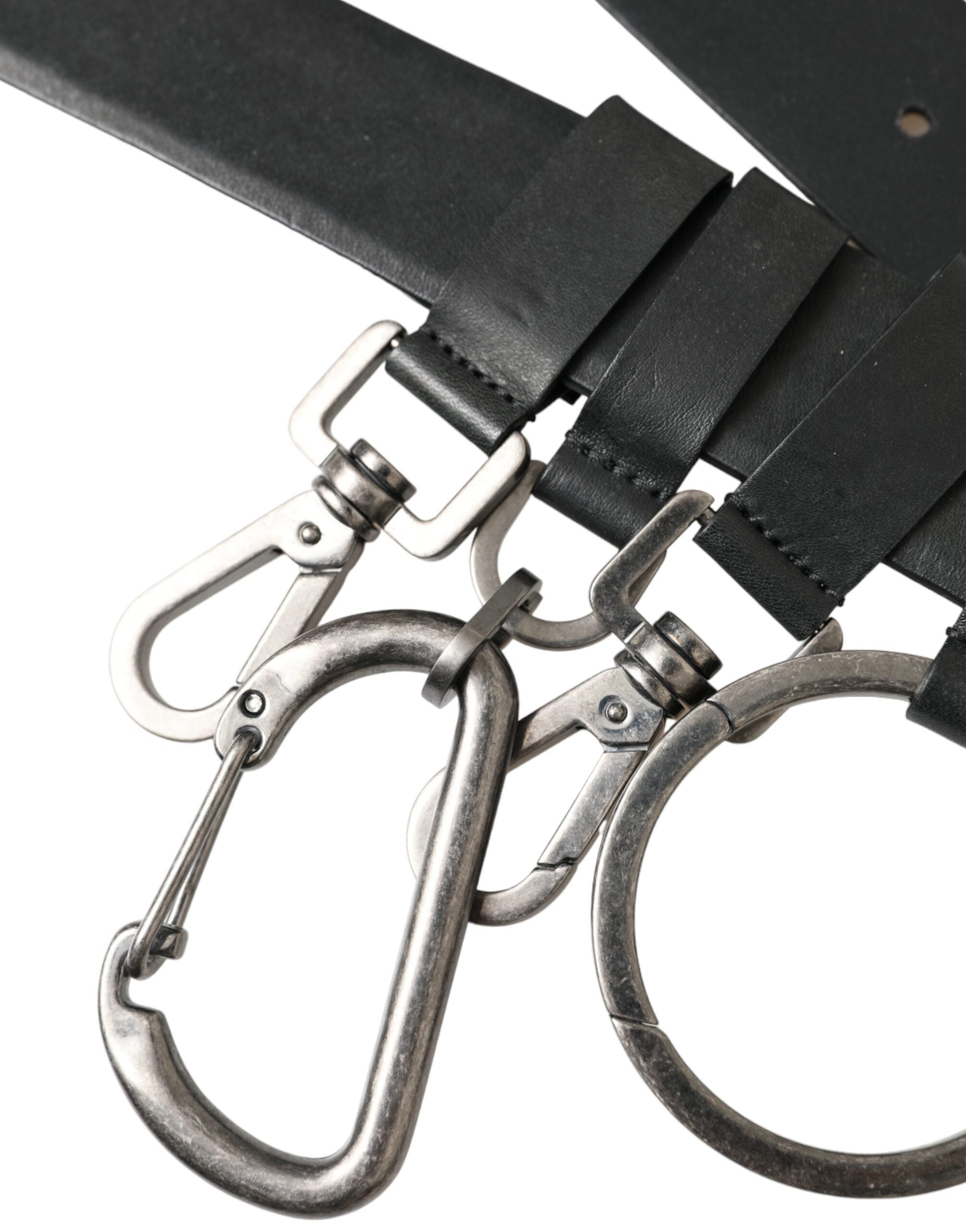 Černý telecí kožený opasek se stříbrnou kovovou přezkou