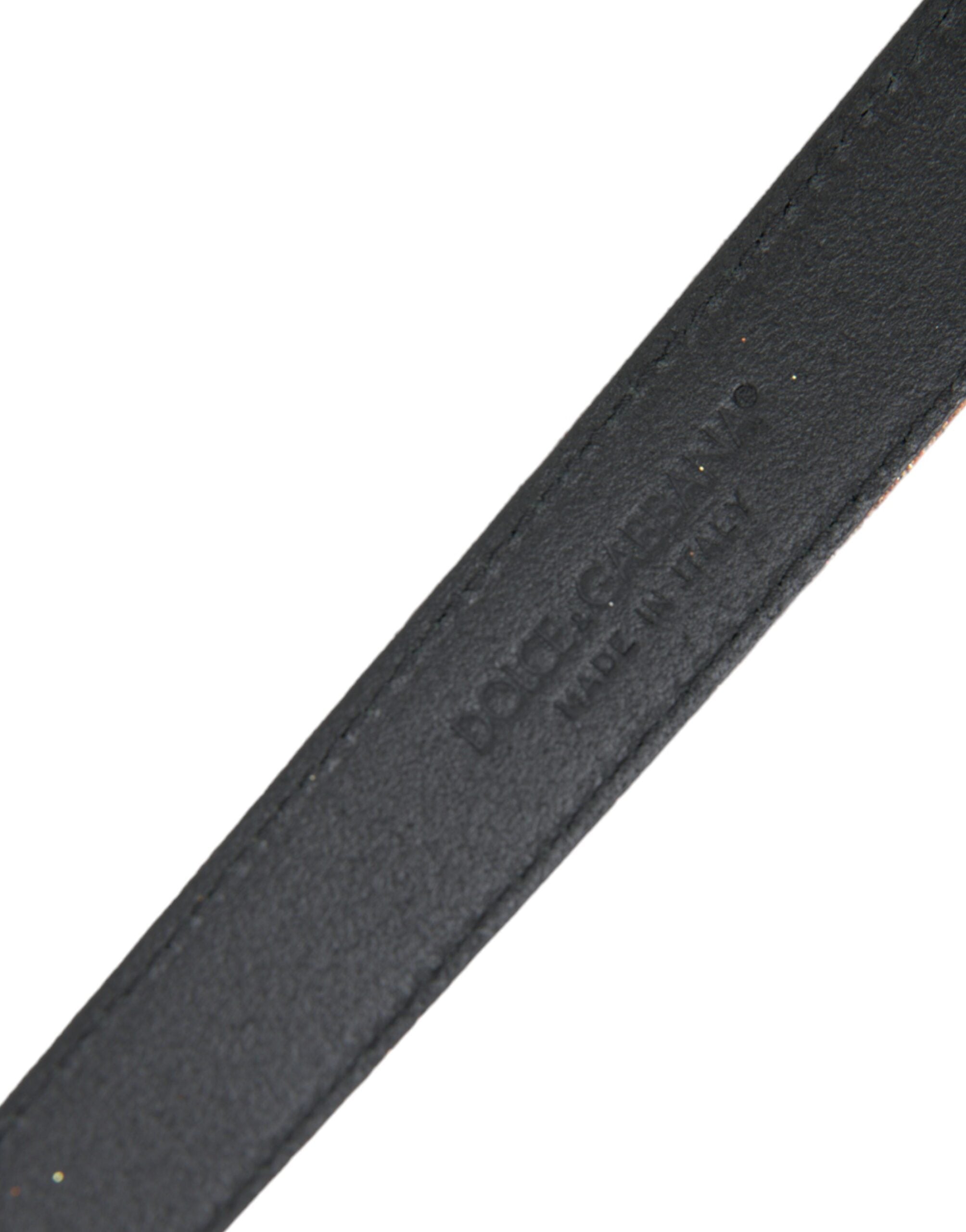 Zlatý třpytivý kožený opasek se stříbrnou kovovou přezkou