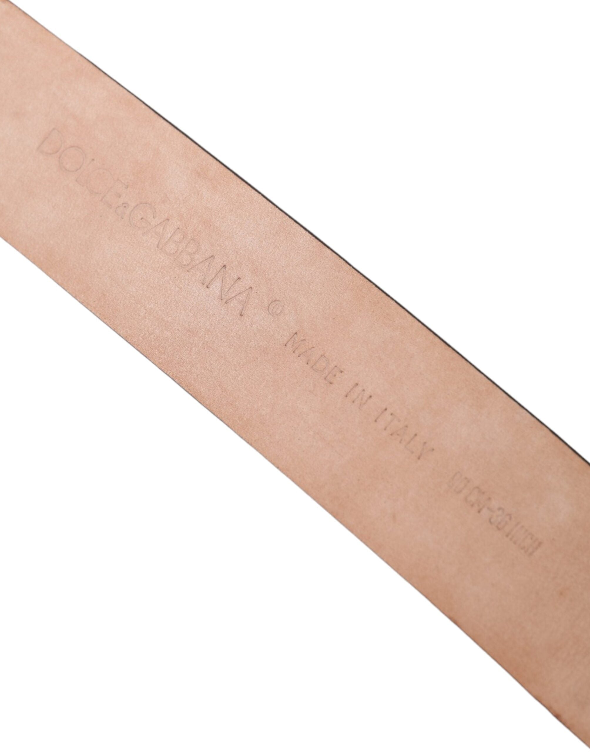 Hnědý opasek z exotické kůže se stříbrnou kovovou přezkou