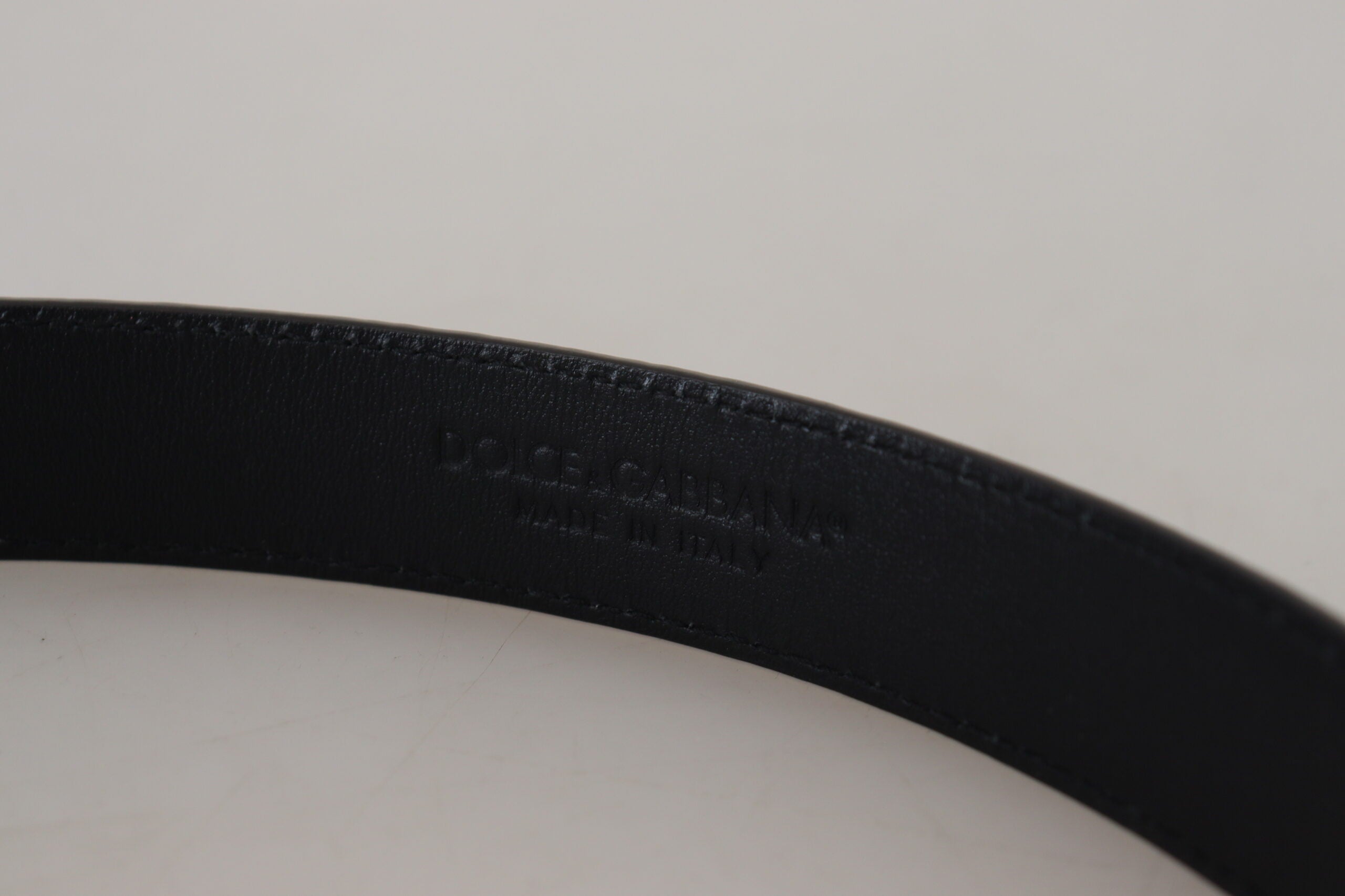 Černý opasek z exotické kůže se zlatou kovovou přezkou