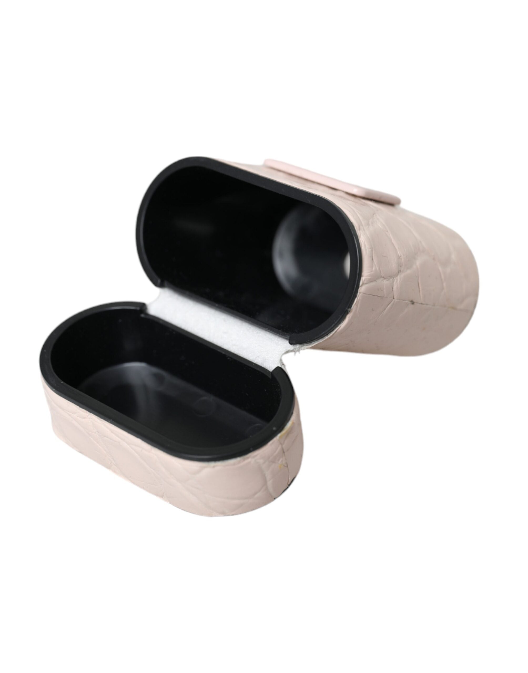 Světle růžové kožené pouzdro s kovovým logem na Airpods