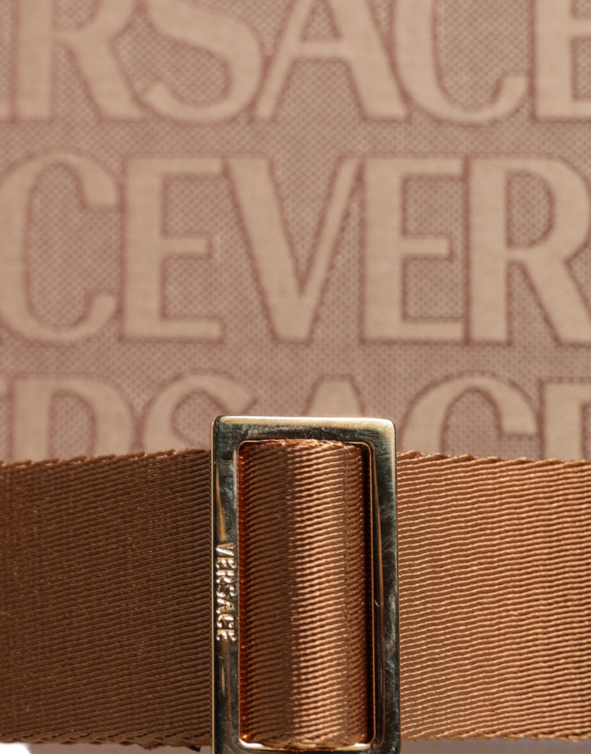 Hnědá kožená žakárová crossbody taška s logem nahoře