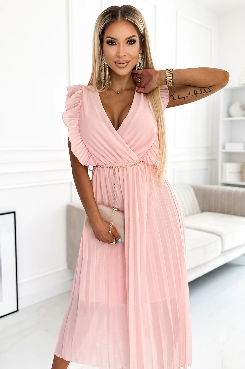 GIORGIA Pleated dress with frills, neckline and gold chain – Peach