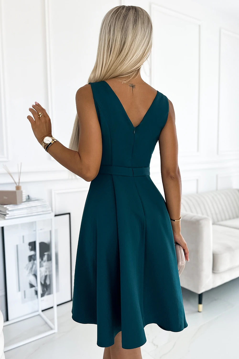MAYA Dress with longer back, neckline and belt – Green