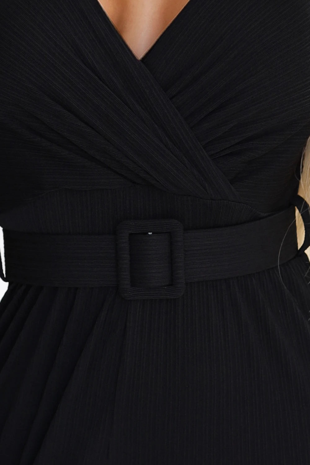 Elegant Jumpsuit with Wrap Neckline, Wide Legs and Belt – Black