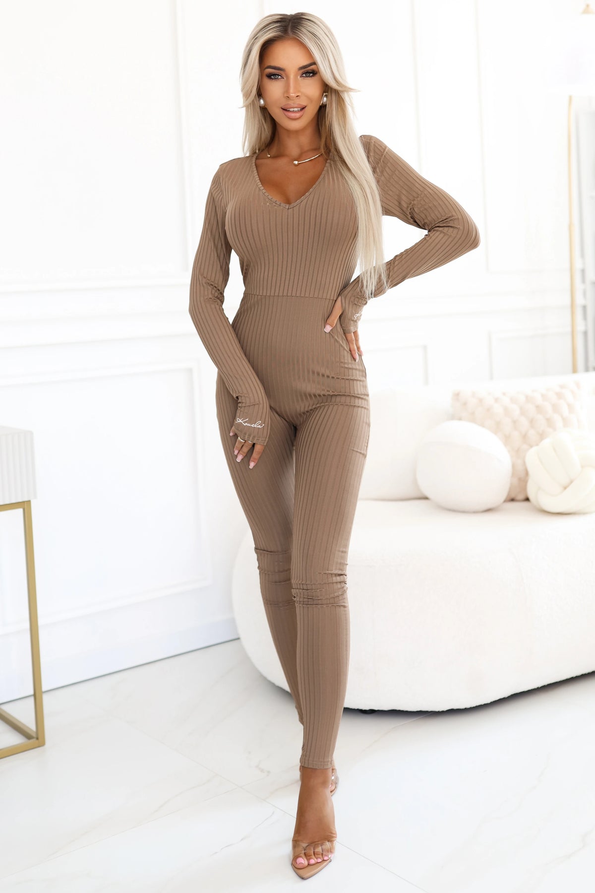 Comfortable and elegant ribbed women's jumpsuit with a neckline – Mocha Mousse