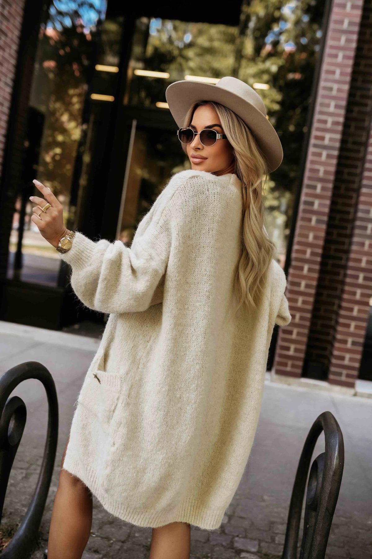 Fashionable oversized cardigan with a decorative brooch and practical pockets – Beige