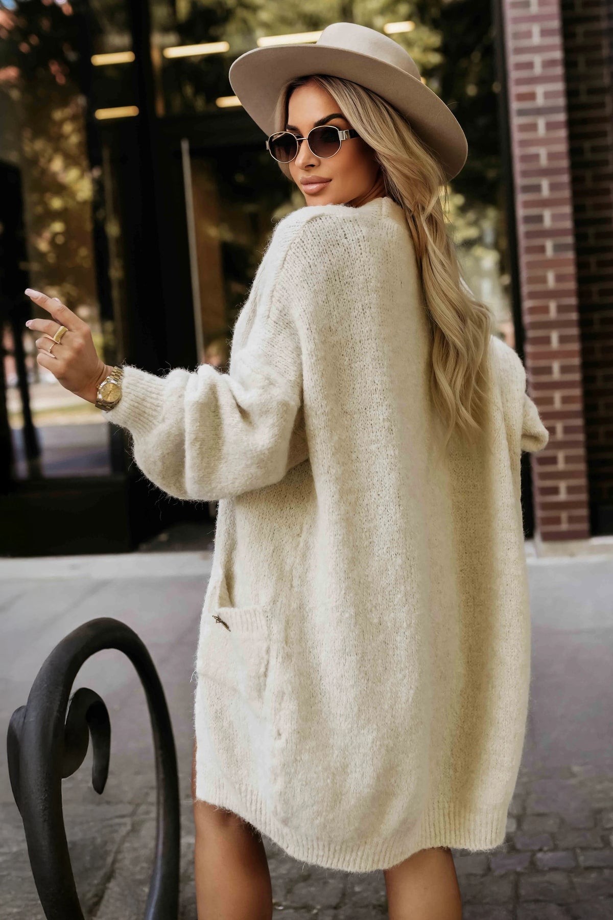 Fashionable oversized cardigan with a decorative brooch and practical pockets – Beige