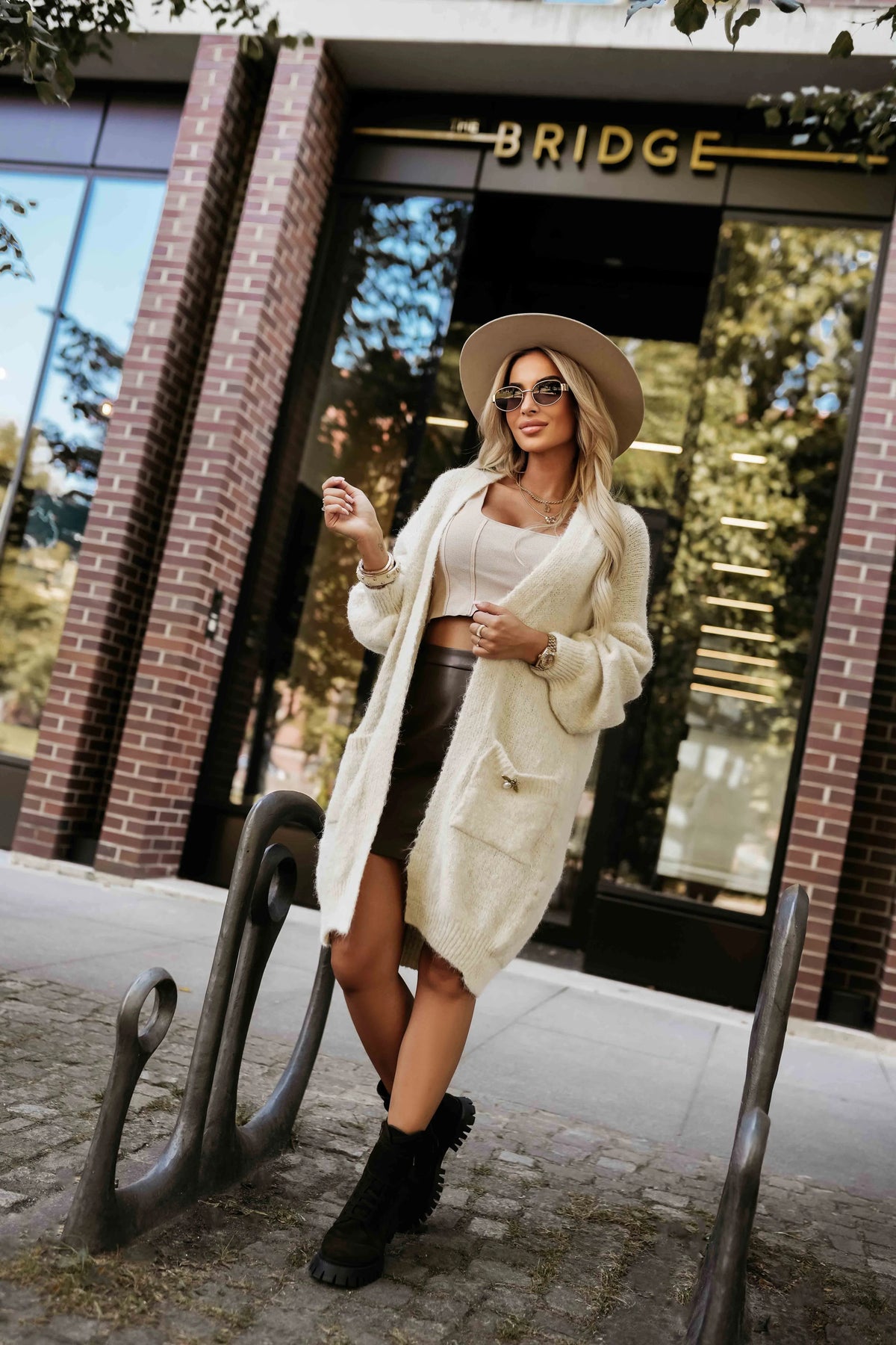 Fashionable oversized cardigan with a decorative brooch and practical pockets – Beige