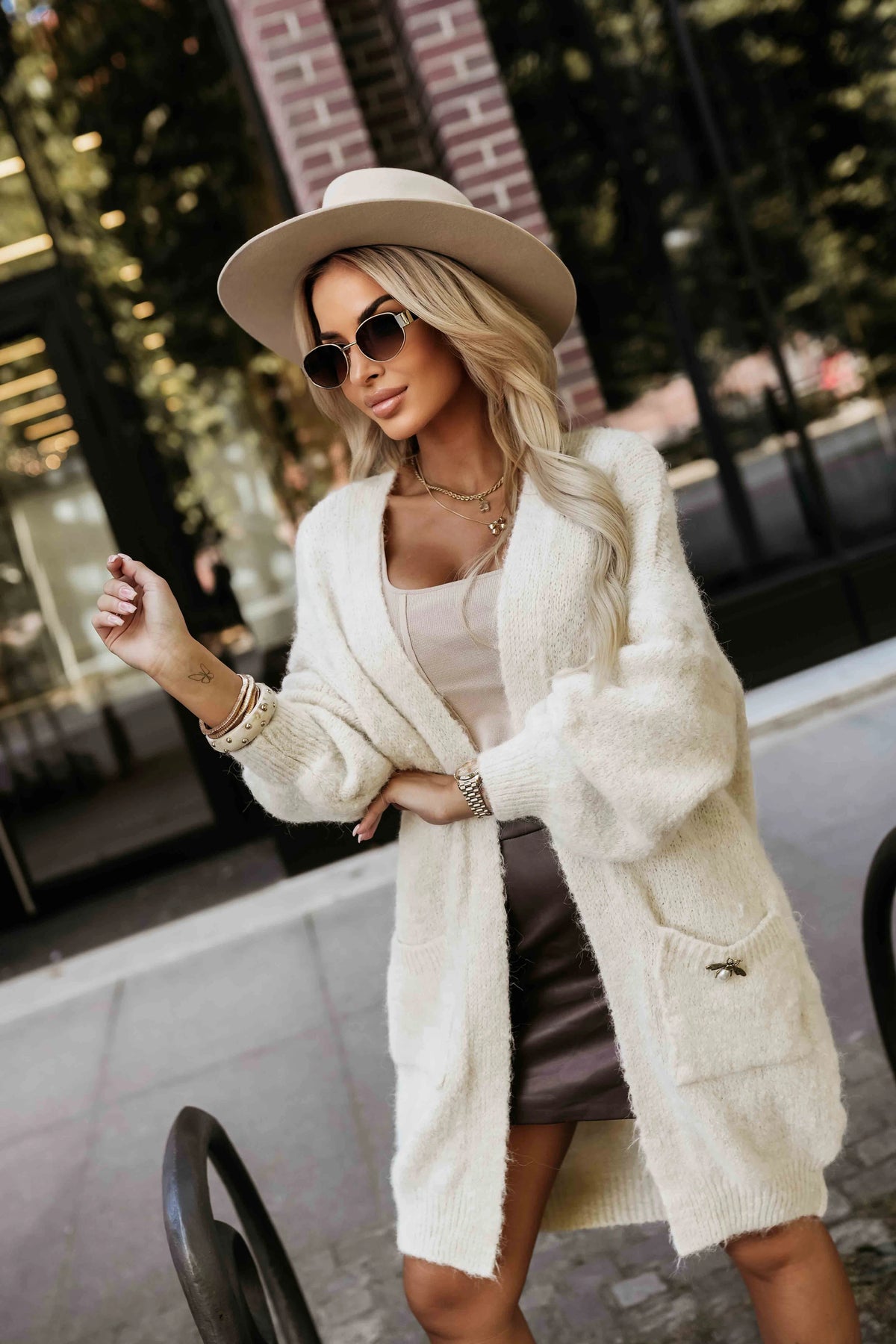 Fashionable oversized cardigan with a decorative brooch and practical pockets – Beige