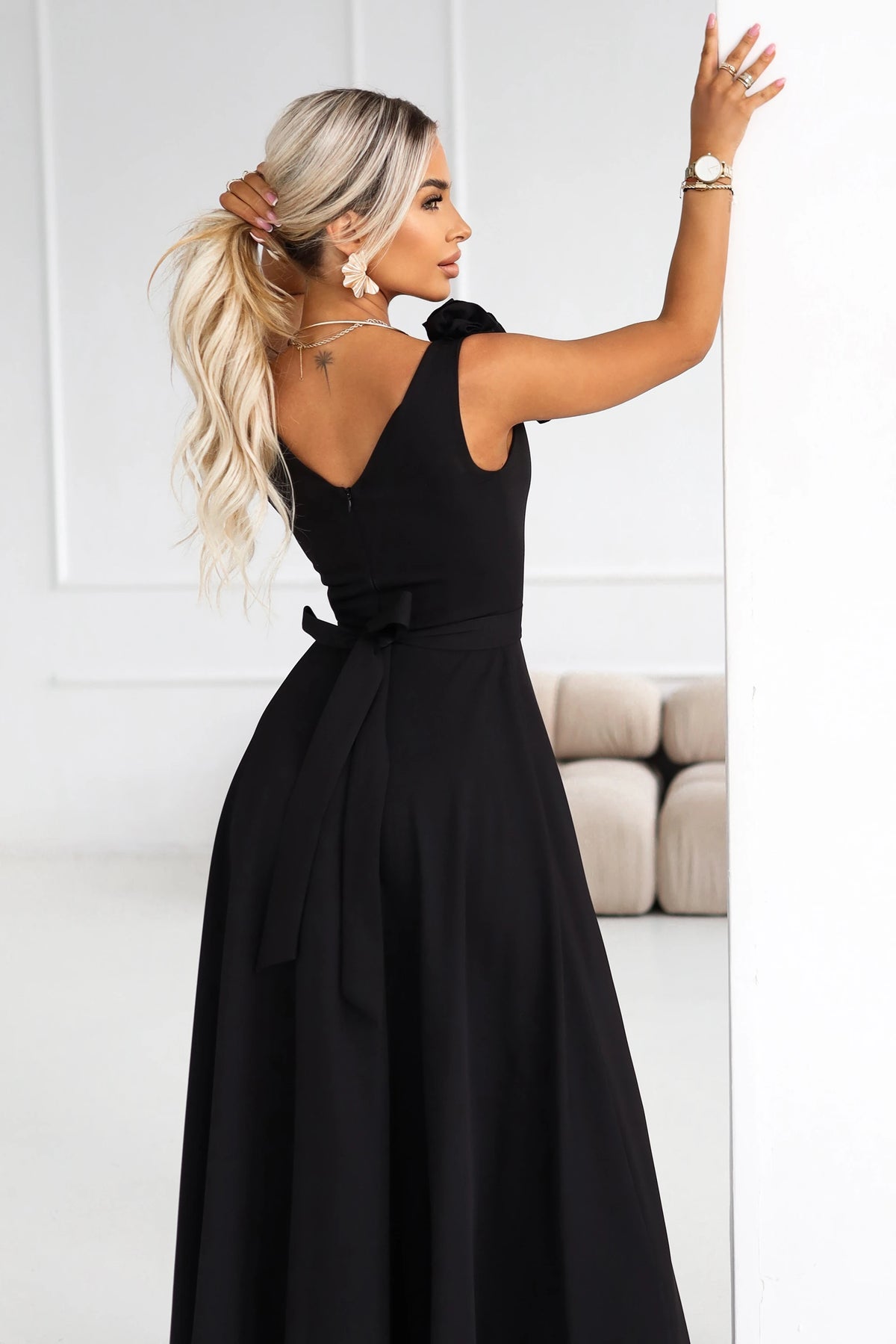 Elegant maxi evening dress with a slit and roses – Classic Black