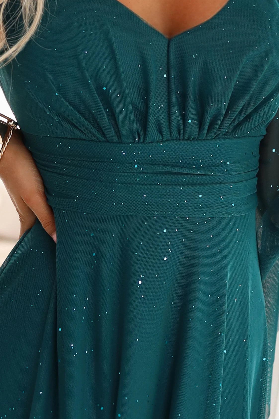 A long, shimmering dress with a plunging neckline and sheer sleeves – Emerald Green