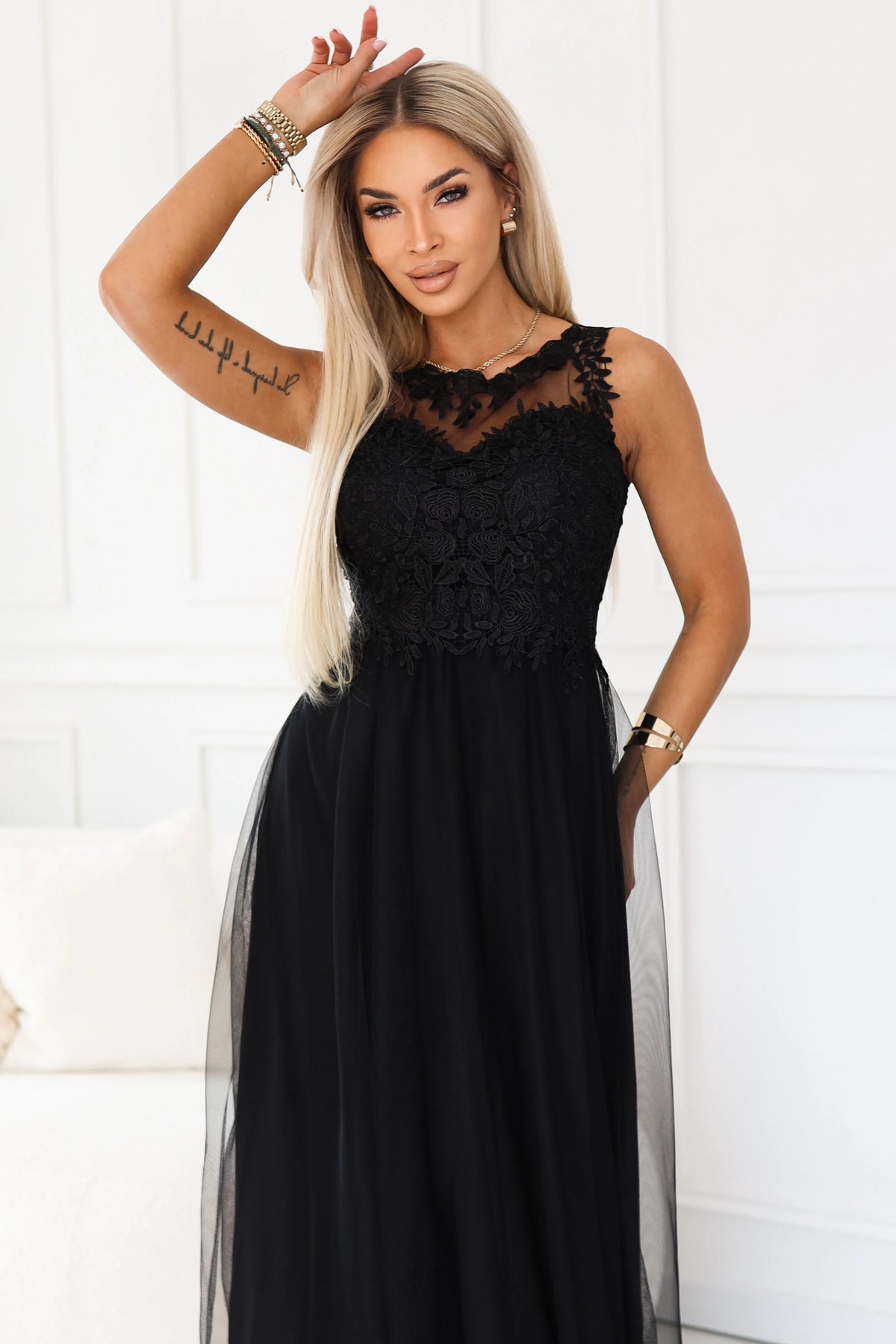 Romantic maxi dress with embroidered lace and tulle – Black