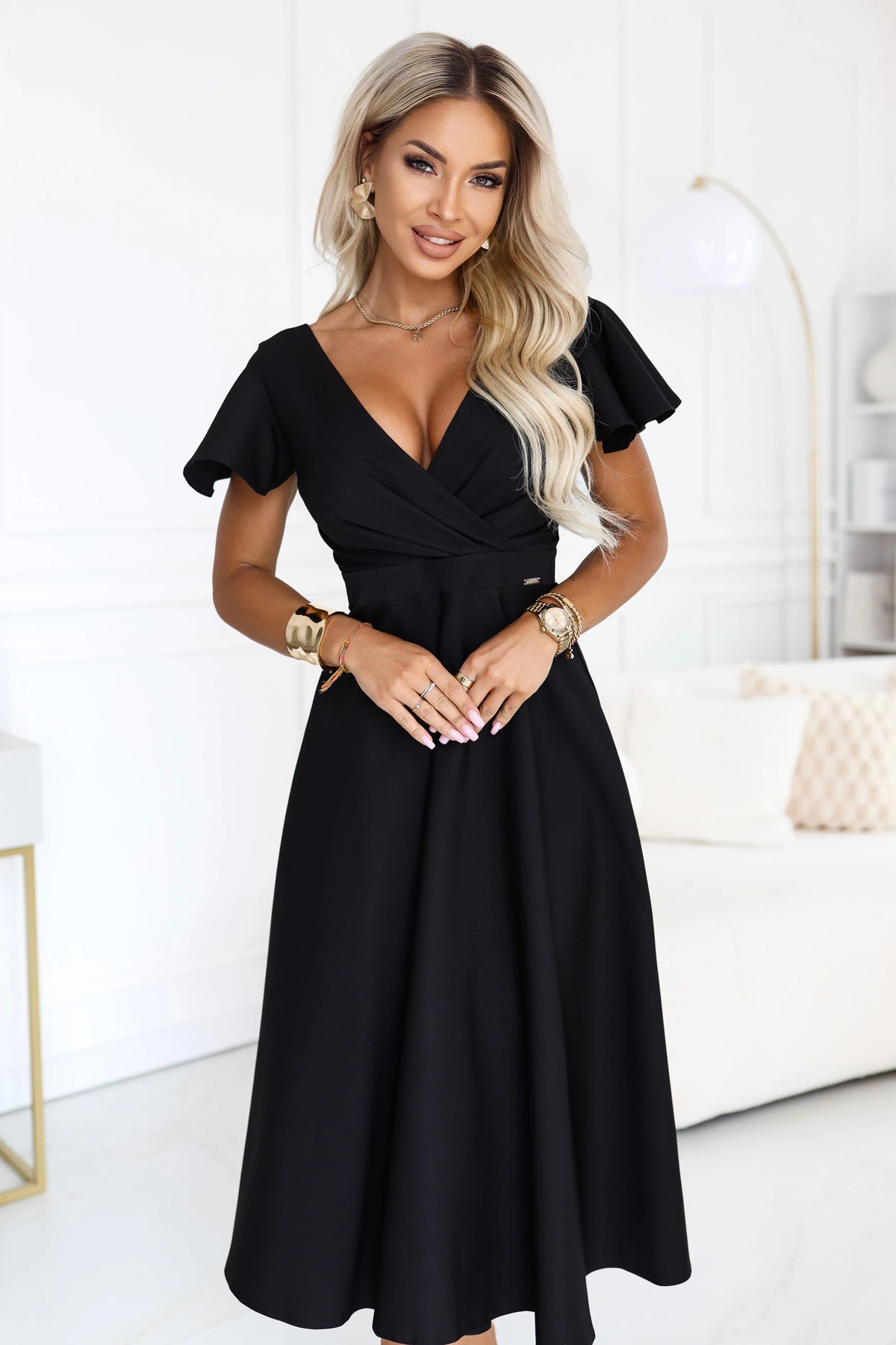 Flared midi dress with a wrap neckline and short sleeve – Black