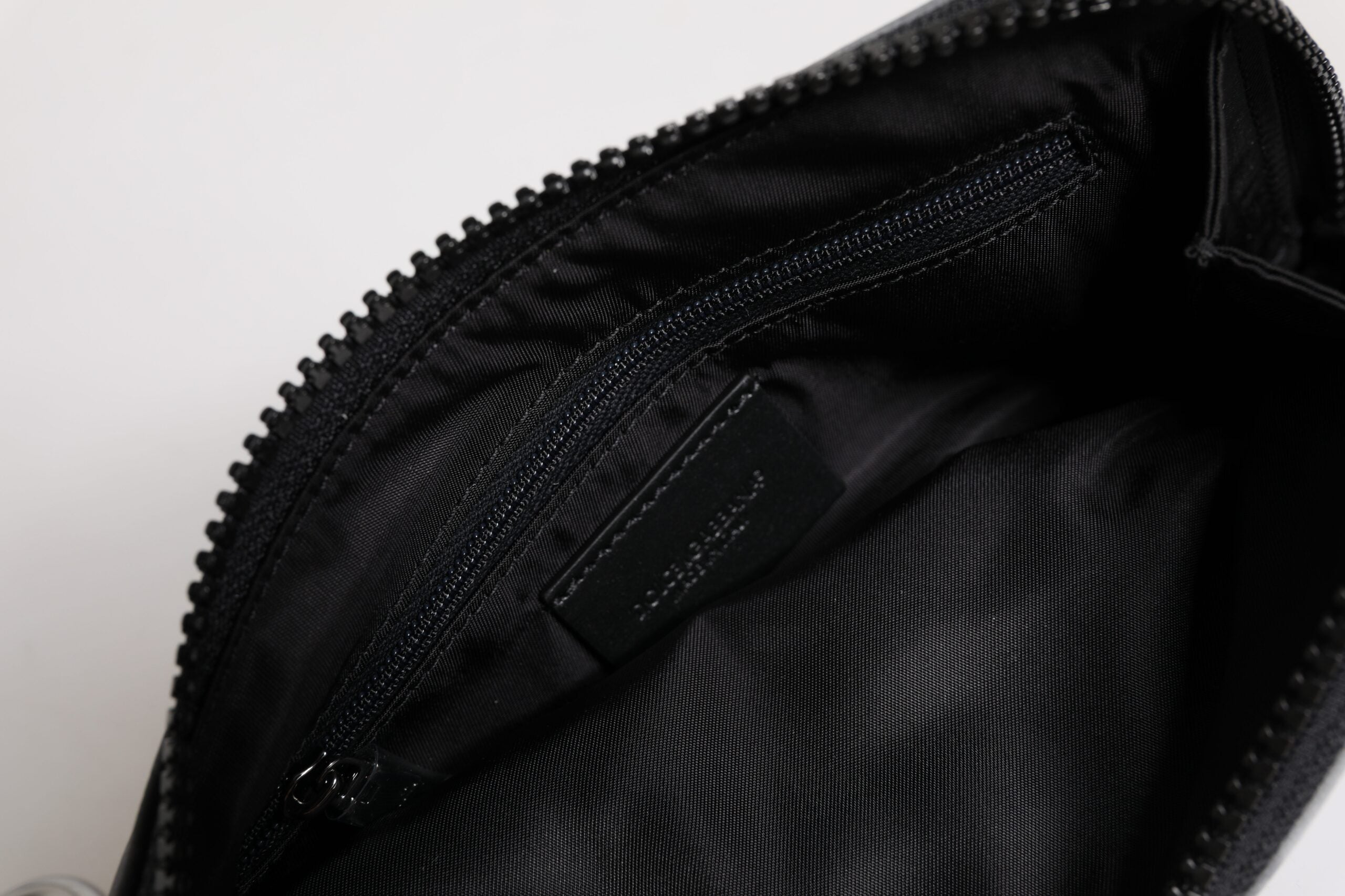 Černošedá maskáčová pouzdro na klíče s plaketou a logem