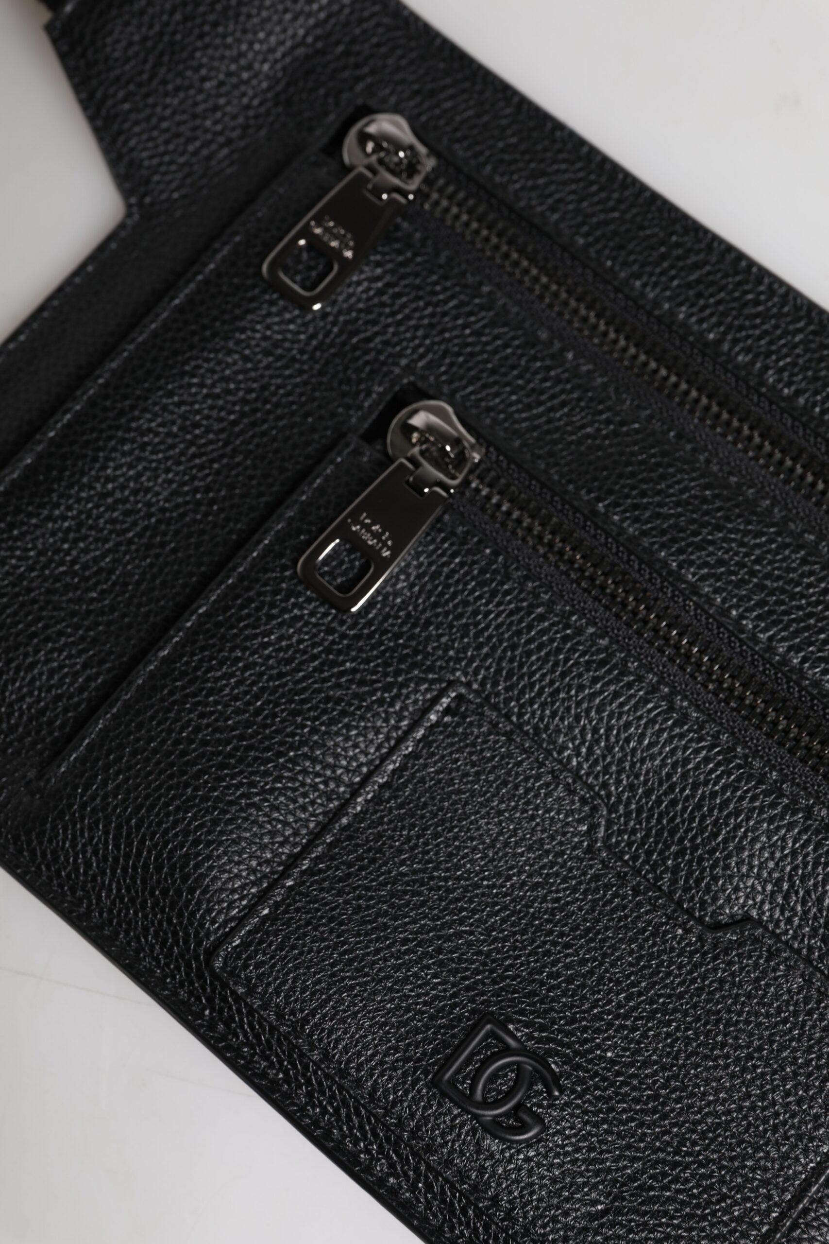 Černá kožená kabelka přes rameno z telecí kůže