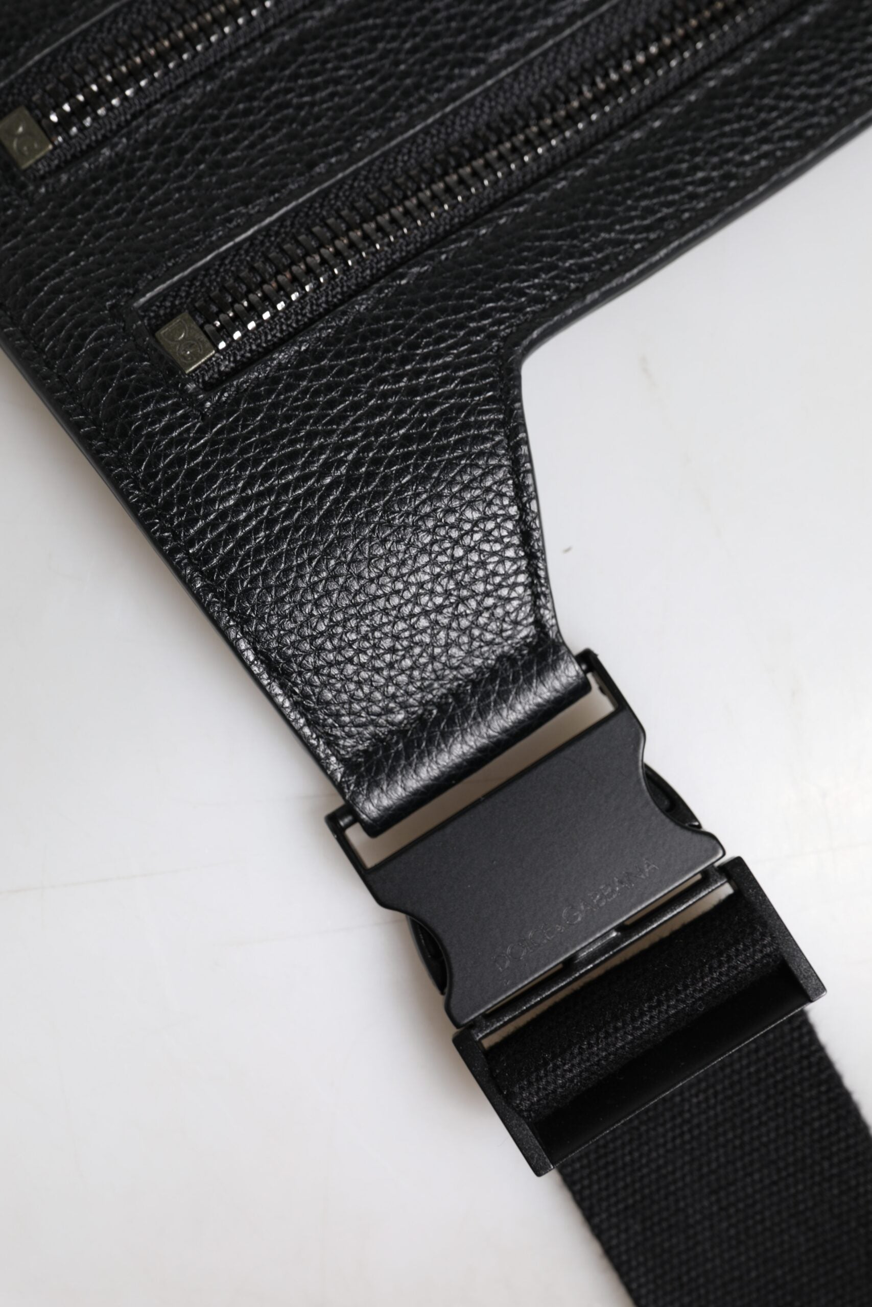 Černá kožená kabelka přes rameno z telecí kůže